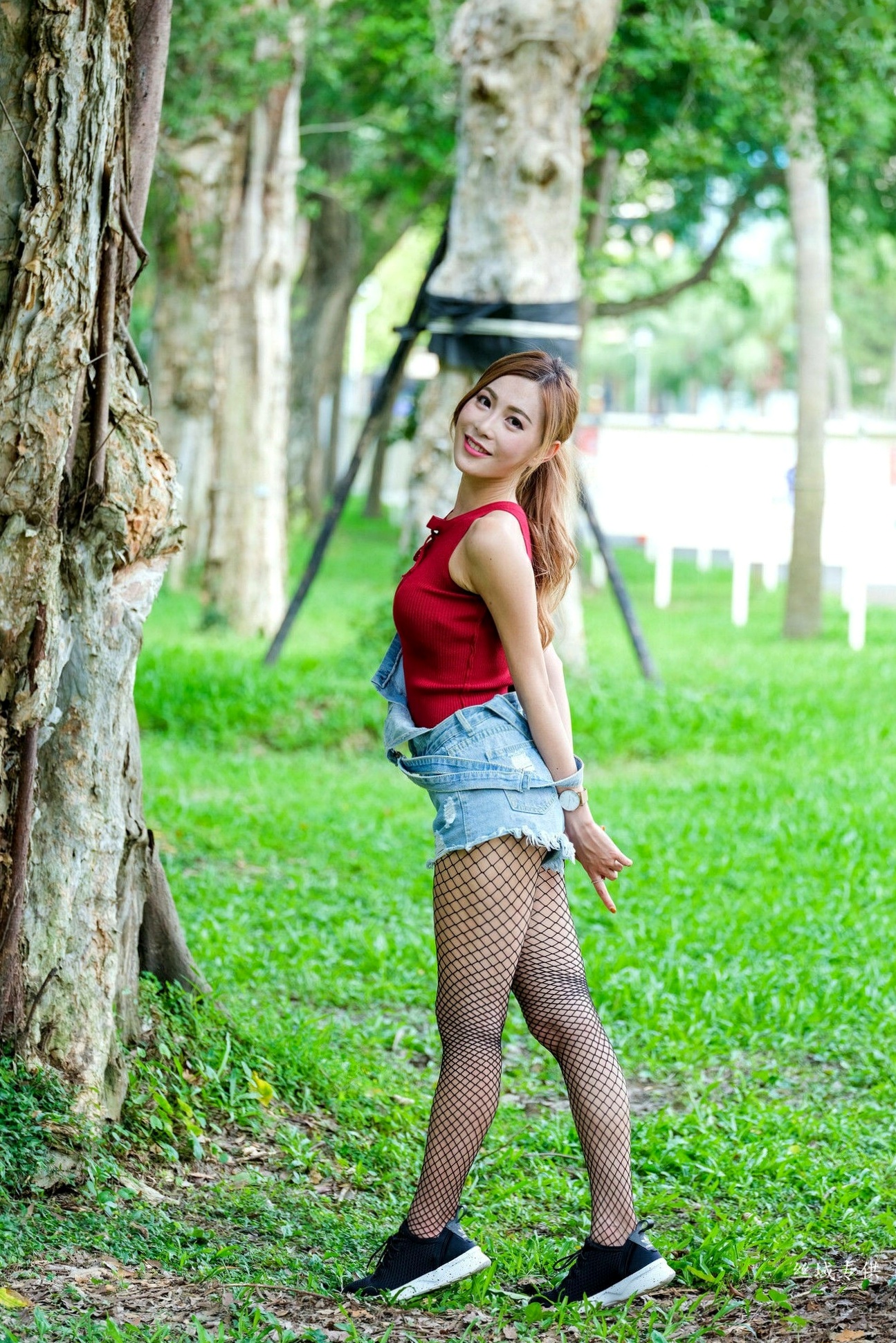 Gallery - 台湾正妹_黄艾比户外清新写真集：红色绑带背心搭配牛仔背带裤与网袜，尽显青春活力美腿台湾美腿街拍丝袜清新 黄艾比女神私房照_秀色女神 - image 74