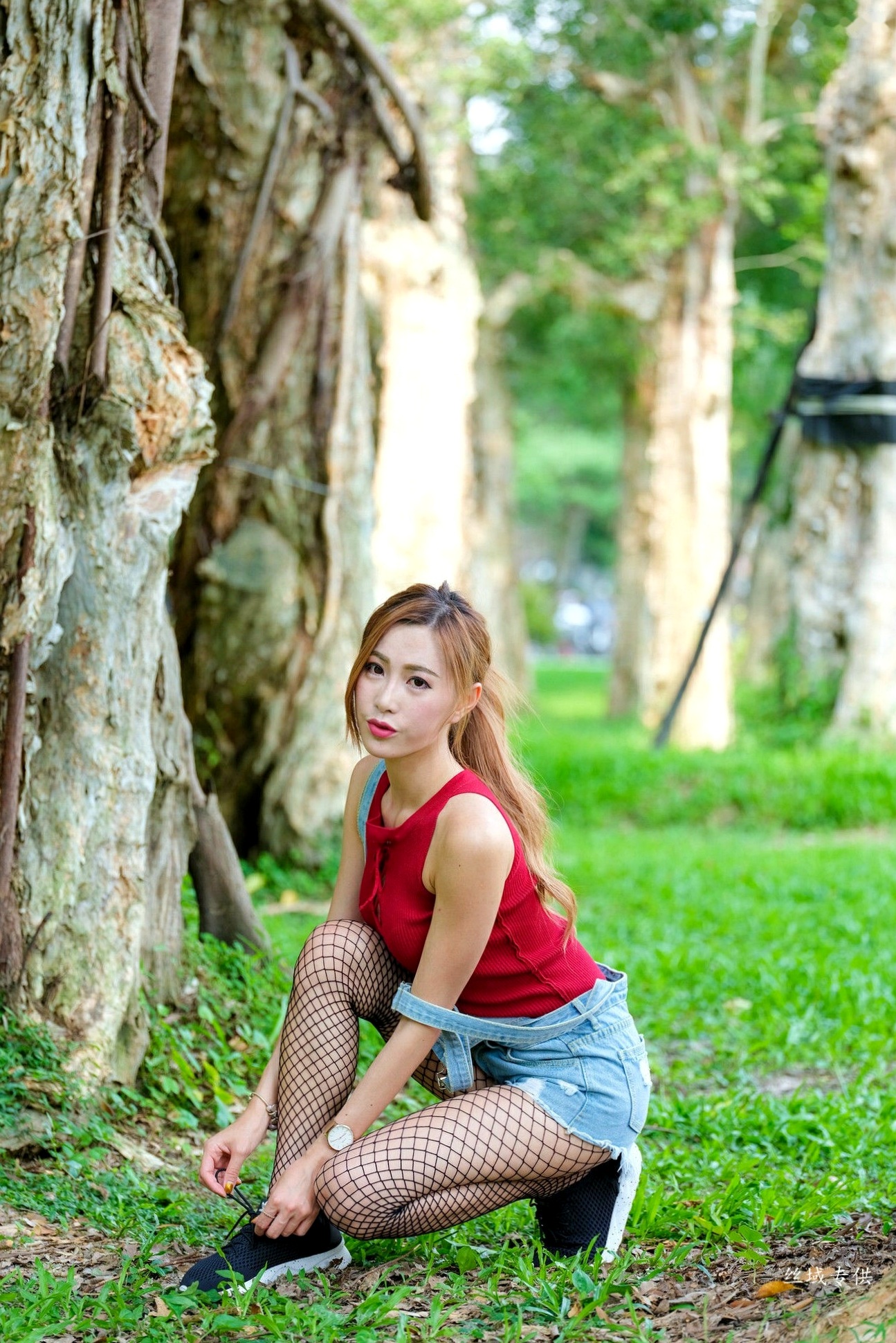Gallery - 台湾正妹_黄艾比户外清新写真集：红色绑带背心搭配牛仔背带裤与网袜，尽显青春活力美腿台湾美腿街拍丝袜清新 黄艾比女神私房照_秀色女神 - image 82