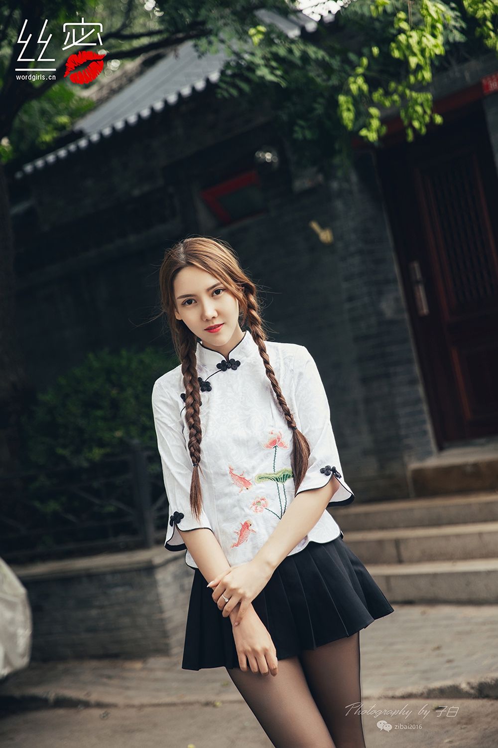 [TouTiao头条女神]高清写真图 胡同里的黑丝小妞 莎伦