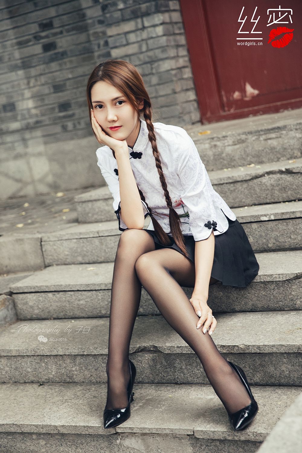 [TouTiao头条女神]高清写真图 胡同里的黑丝小妞 莎伦