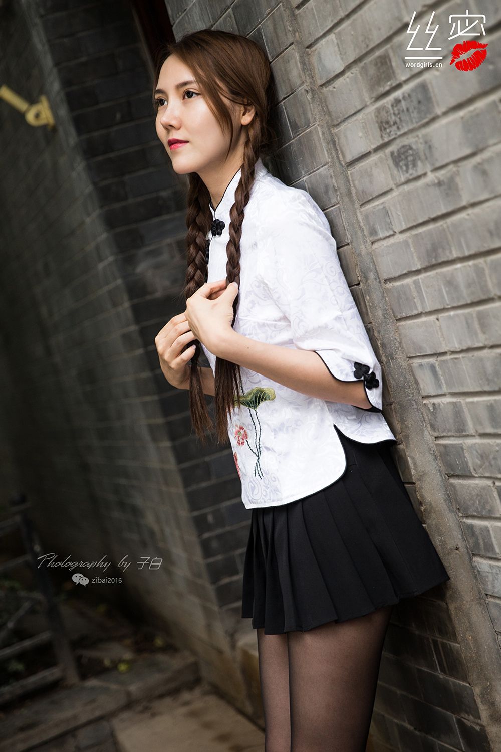 [TouTiao头条女神]高清写真图 胡同里的黑丝小妞 莎伦