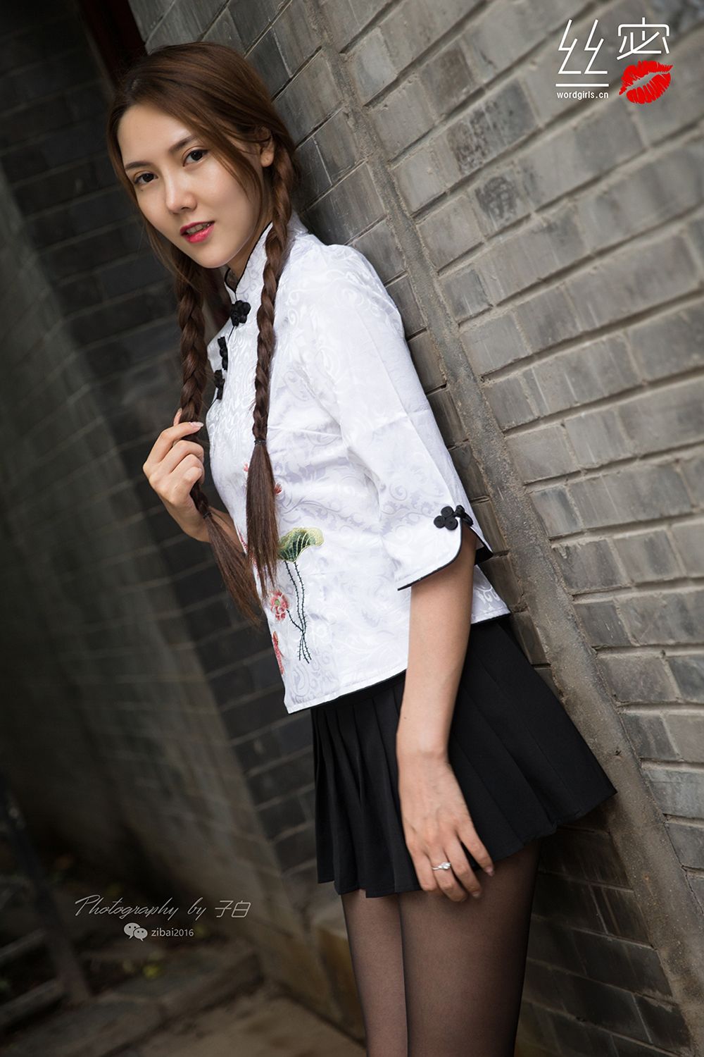 [TouTiao头条女神]高清写真图 胡同里的黑丝小妞 莎伦
