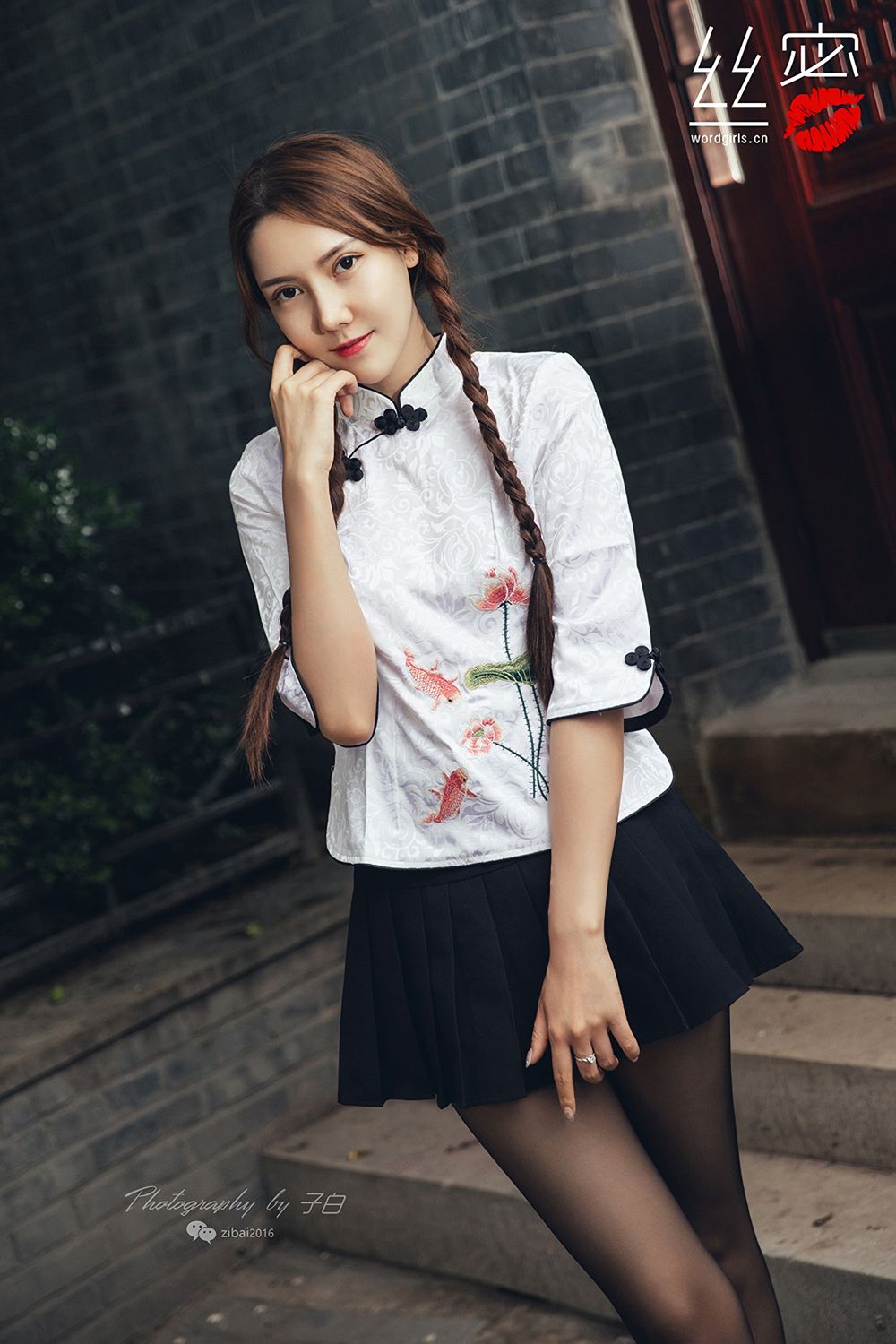 [TouTiao头条女神]高清写真图 胡同里的黑丝小妞 莎伦