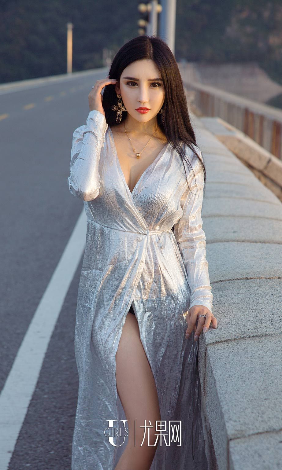 心花路放的艾霓莎 上演性感公路大片