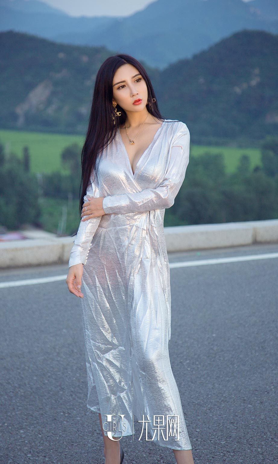 心花路放的艾霓莎 上演性感公路大片