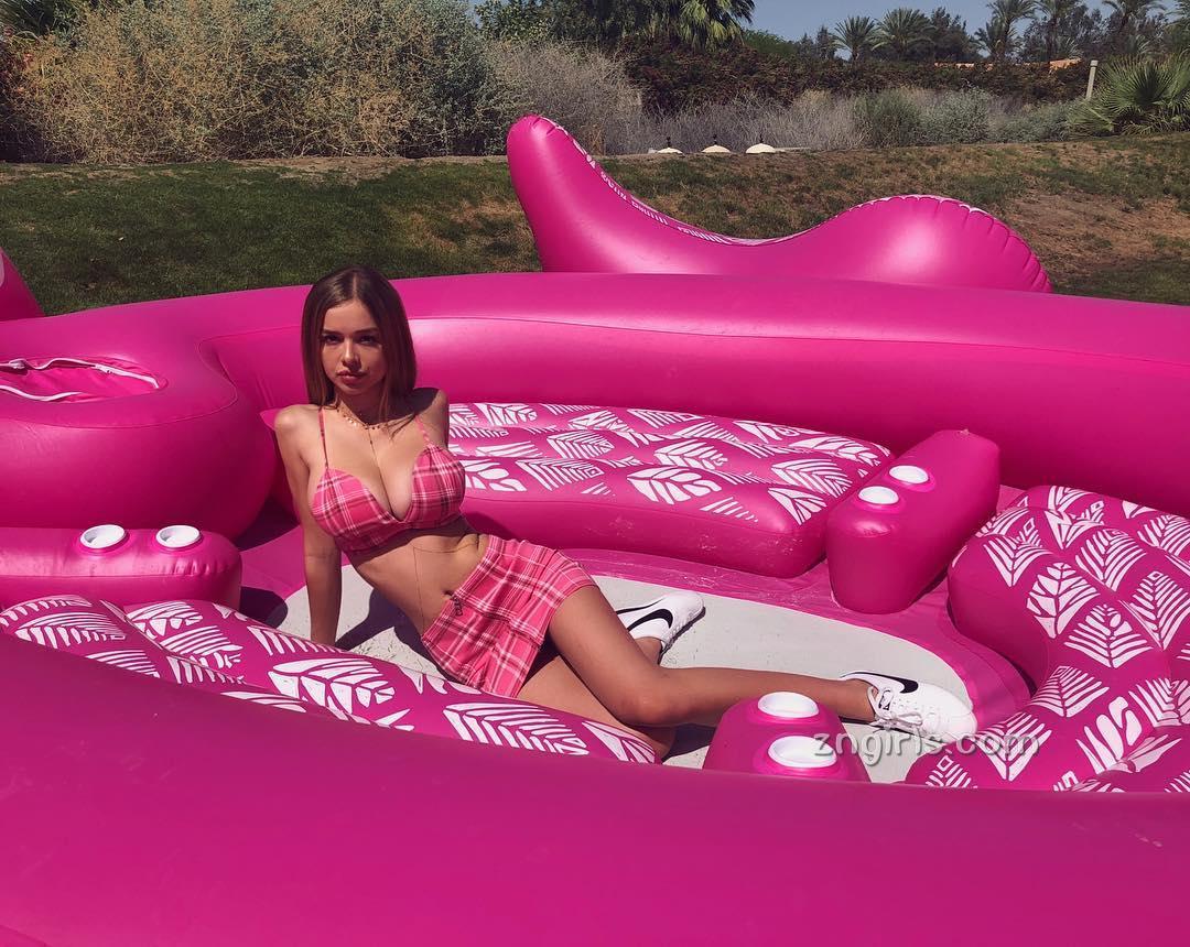 鬼妹版宇都宫Sophie Mudd，超强劲事业线晃动到头晕