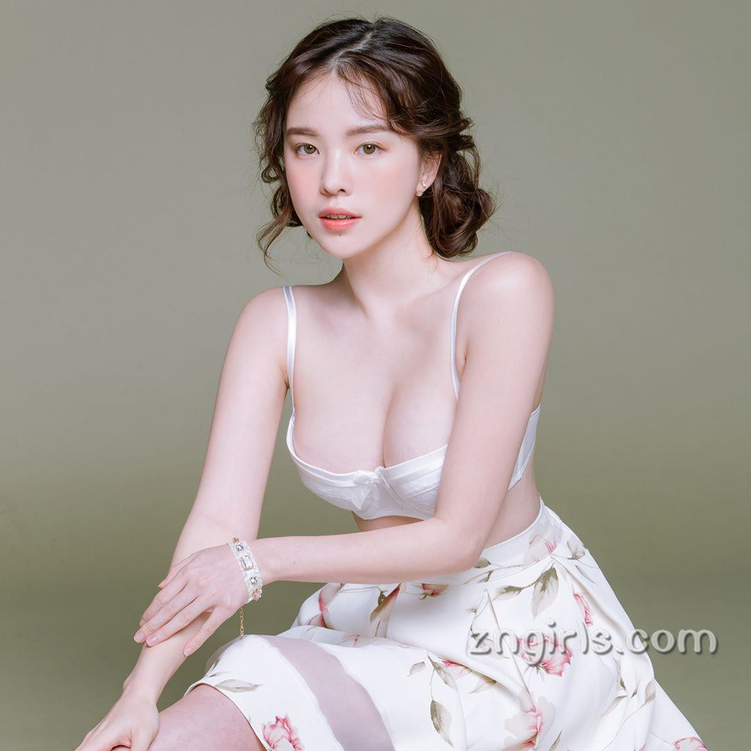 南韩超人气网红Ha Neul 初成熟的内衣模特儿