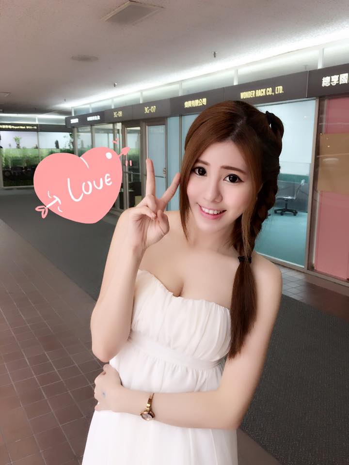 芭乐公主薇薇儿- 最吸睛的RO长腿女僕喵主持人