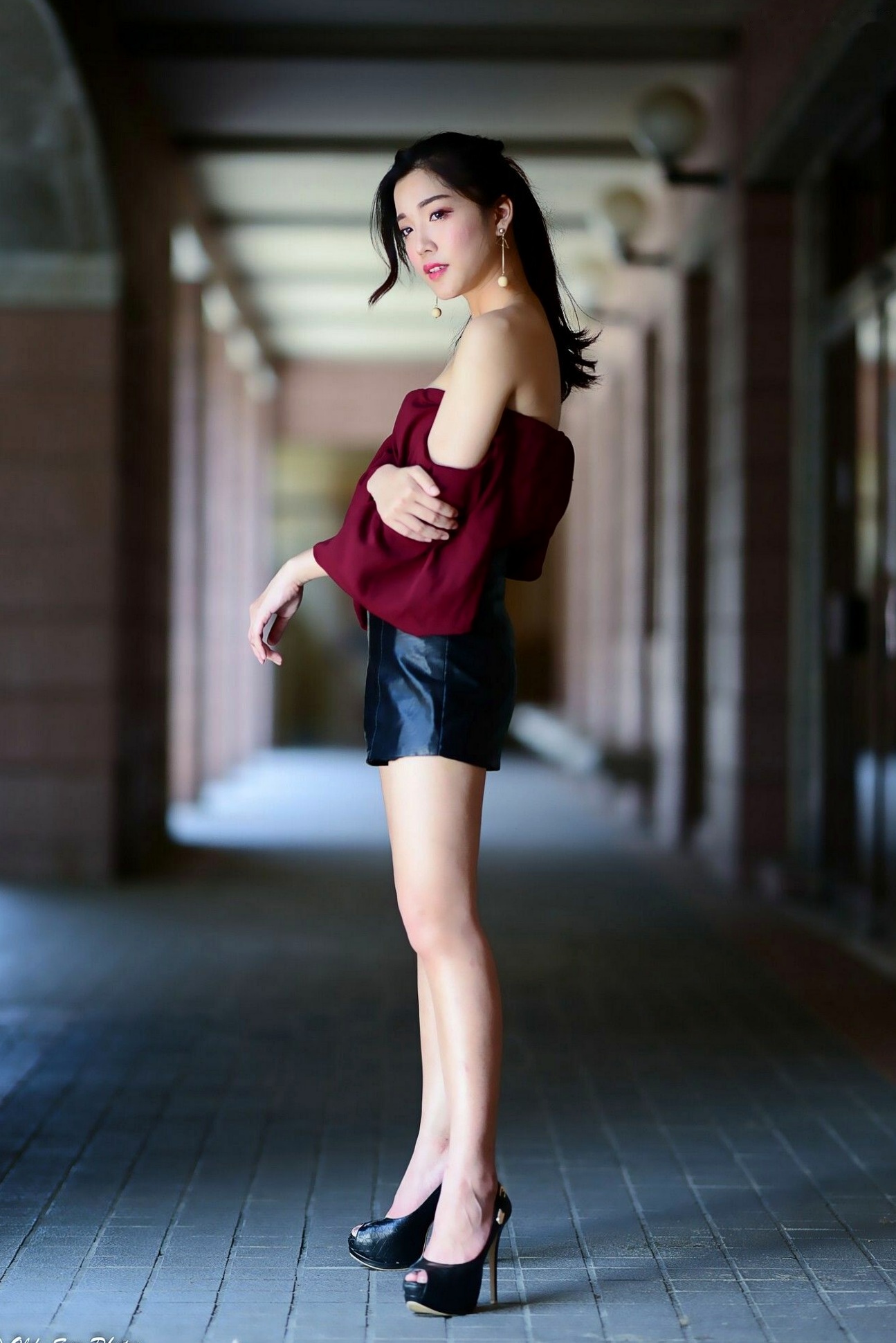 Gallery - 台湾正妹孙莎莎高美馆户外性感写真，优雅露肩装展现清新气质与迷人曲线台湾户外气质清纯性感 孙瑜莎莎女神私房照_秀色女神 - image 1