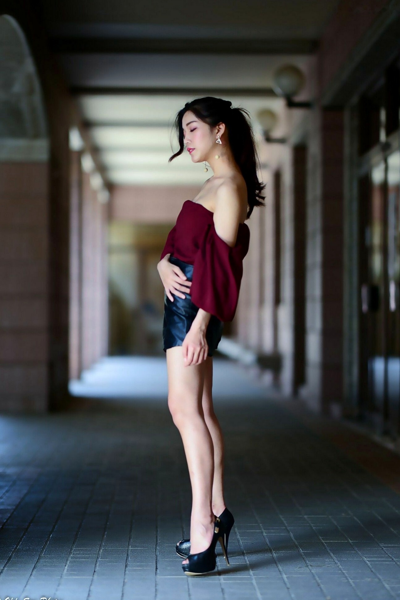 Gallery - 台湾正妹孙莎莎高美馆户外性感写真，优雅露肩装展现清新气质与迷人曲线台湾户外气质清纯性感 孙瑜莎莎女神私房照_秀色女神 - image 8