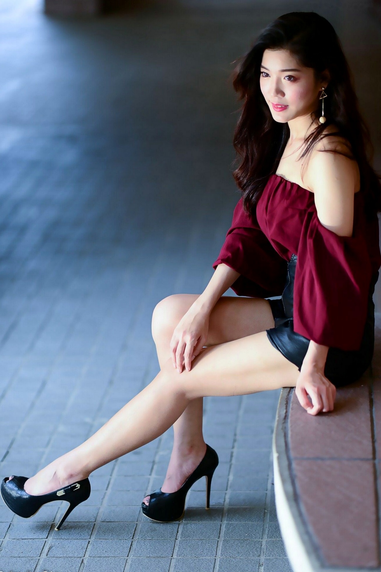 Gallery - 台湾正妹孙莎莎高美馆户外性感写真，优雅露肩装展现清新气质与迷人曲线台湾户外气质清纯性感 孙瑜莎莎女神私房照_秀色女神 - image 10