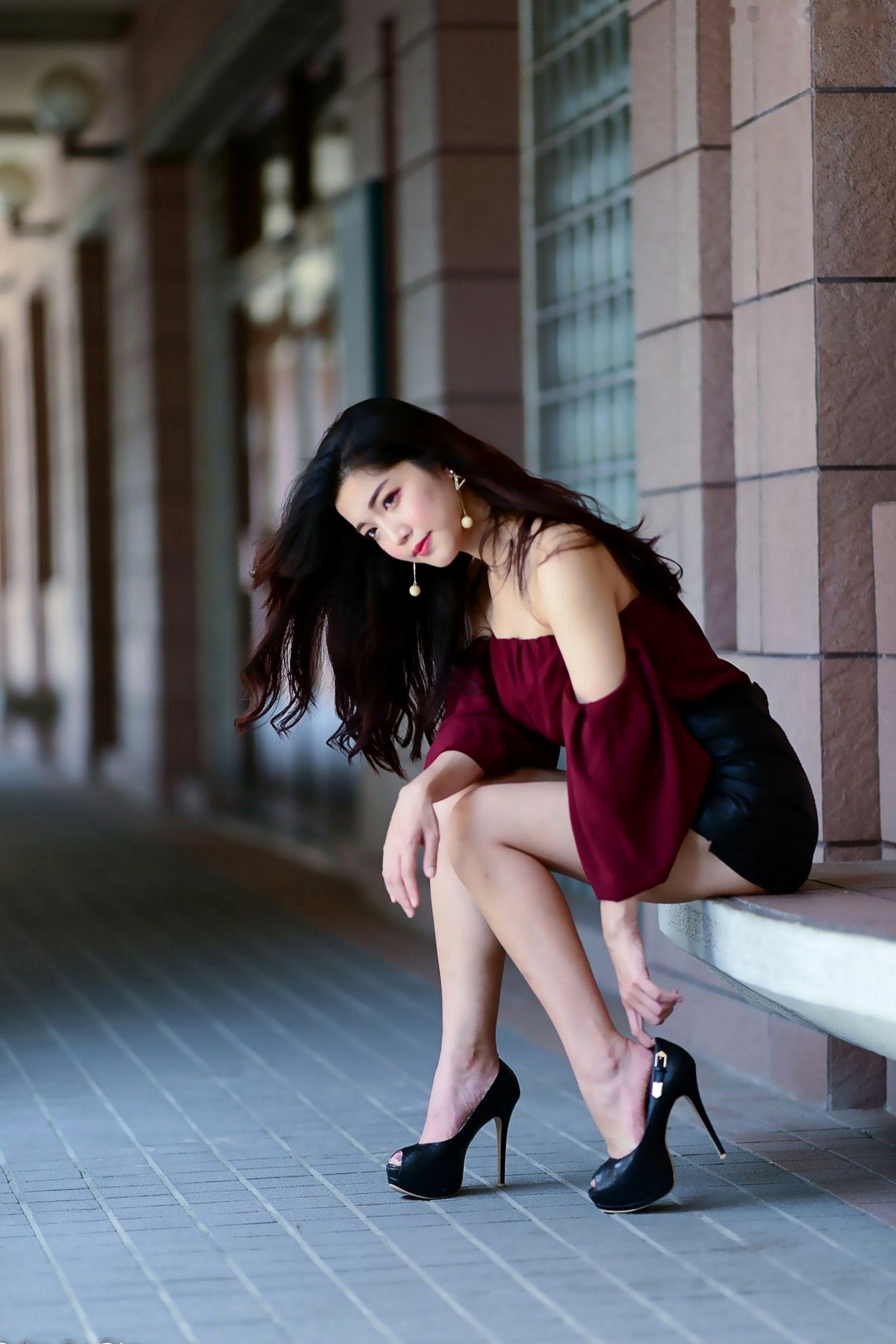 Gallery - 台湾正妹孙莎莎高美馆户外性感写真，优雅露肩装展现清新气质与迷人曲线台湾户外气质清纯性感 孙瑜莎莎女神私房照_秀色女神 - image 13