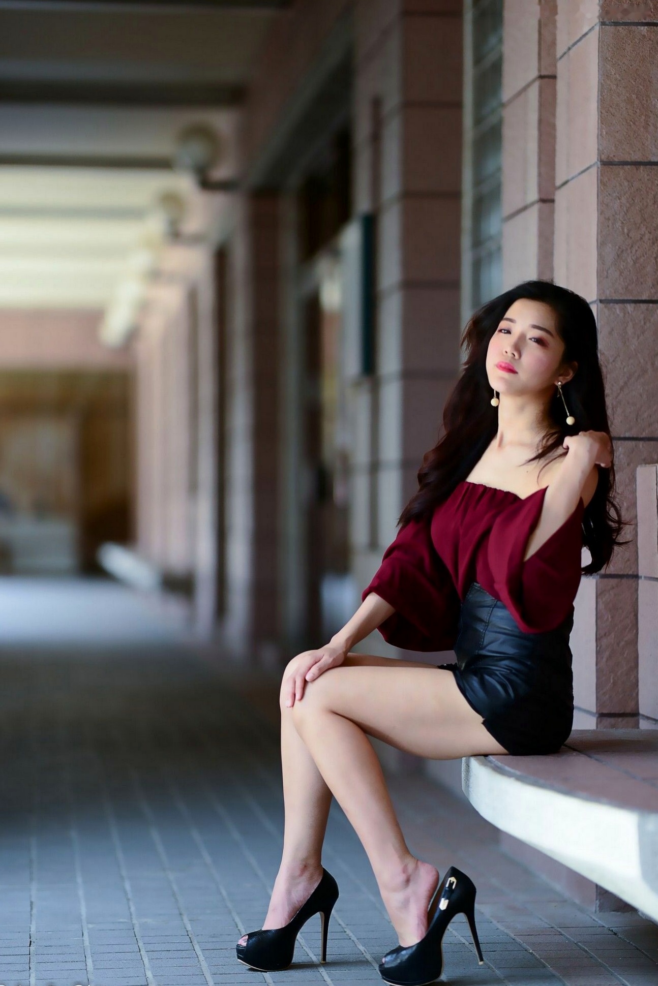 Gallery - 台湾正妹孙莎莎高美馆户外性感写真，优雅露肩装展现清新气质与迷人曲线台湾户外气质清纯性感 孙瑜莎莎女神私房照_秀色女神 - image 14