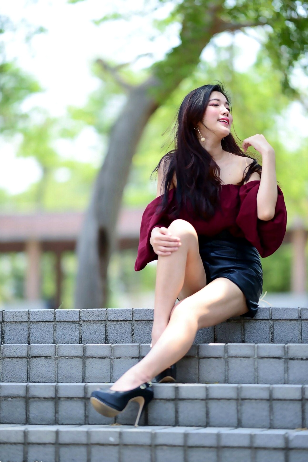 Gallery - 台湾正妹孙莎莎高美馆户外性感写真，优雅露肩装展现清新气质与迷人曲线台湾户外气质清纯性感 孙瑜莎莎女神私房照_秀色女神 - image 33