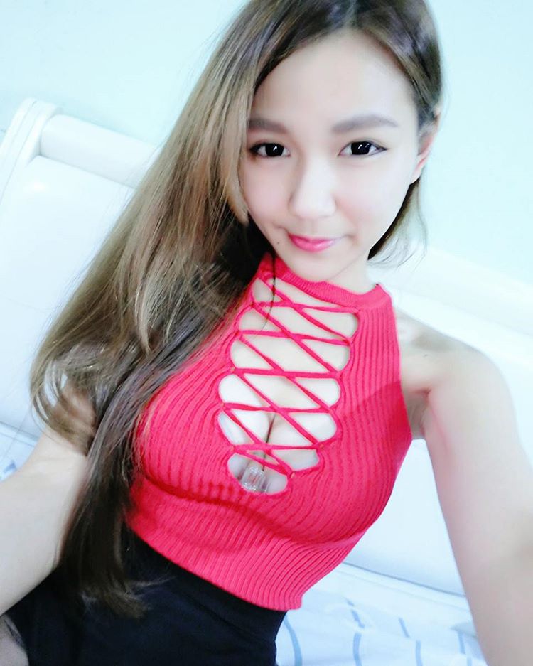 贝贝儿- 大马正妹试衣间秀出肉感身材