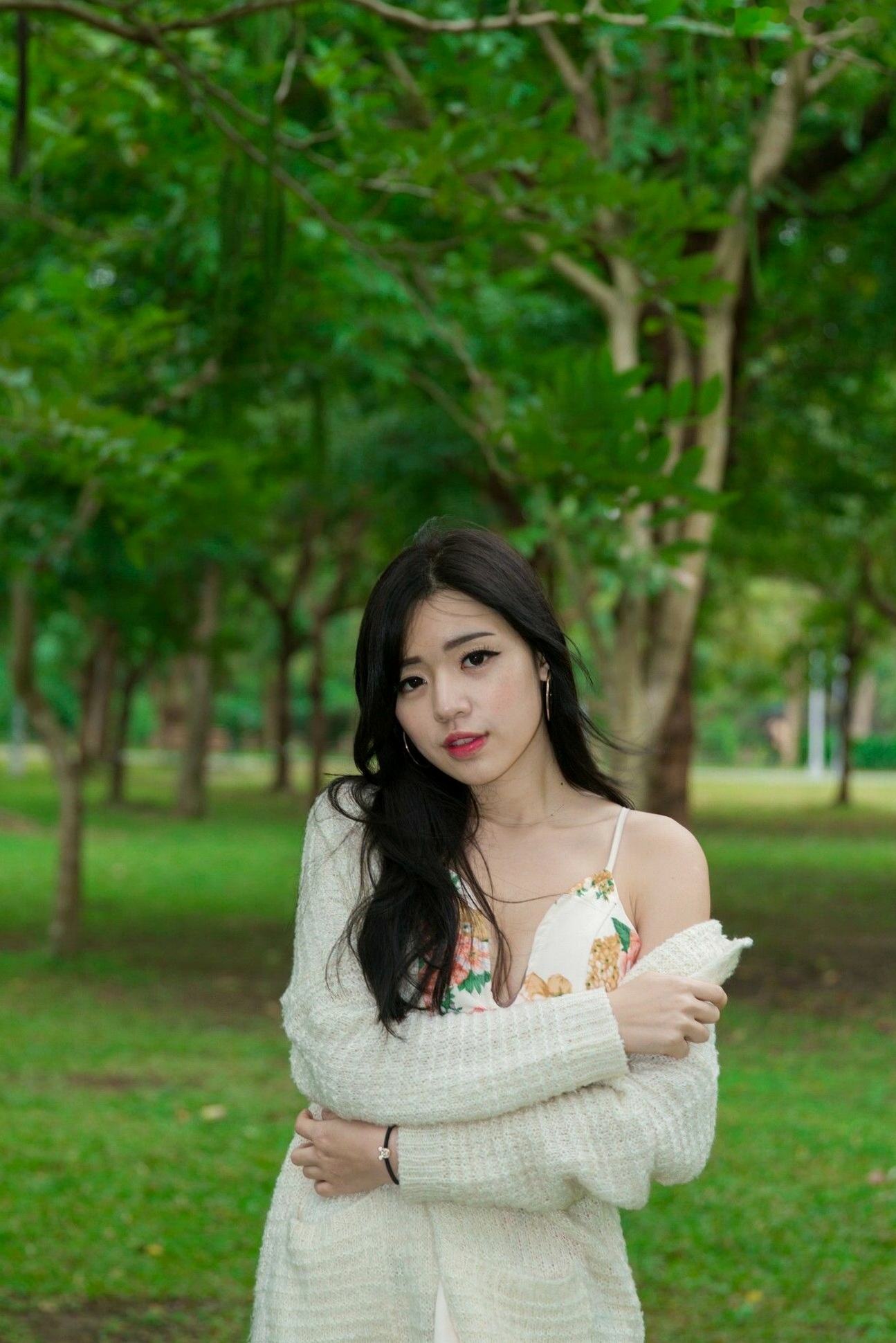Gallery - 台湾正妹谢立琪大安森林公园私房街拍，修身蓝裙勾勒曼妙曲线，红裙彰显酷飒魅力，气质冷艳女神写真摄影集台湾街拍女神清纯性感 谢立琪女神私房照_秀色女神 - image 1