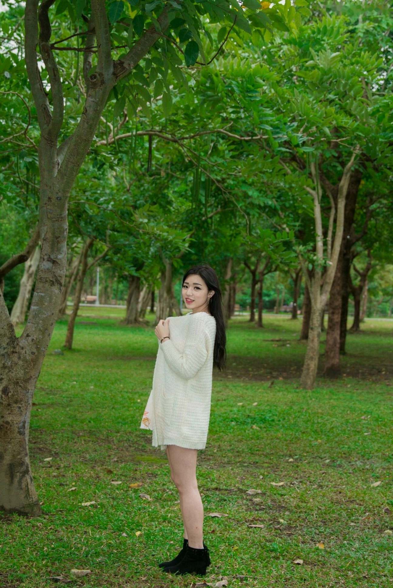Gallery - 台湾正妹谢立琪大安森林公园私房街拍，修身蓝裙勾勒曼妙曲线，红裙彰显酷飒魅力，气质冷艳女神写真摄影集台湾街拍女神清纯性感 谢立琪女神私房照_秀色女神 - image 2
