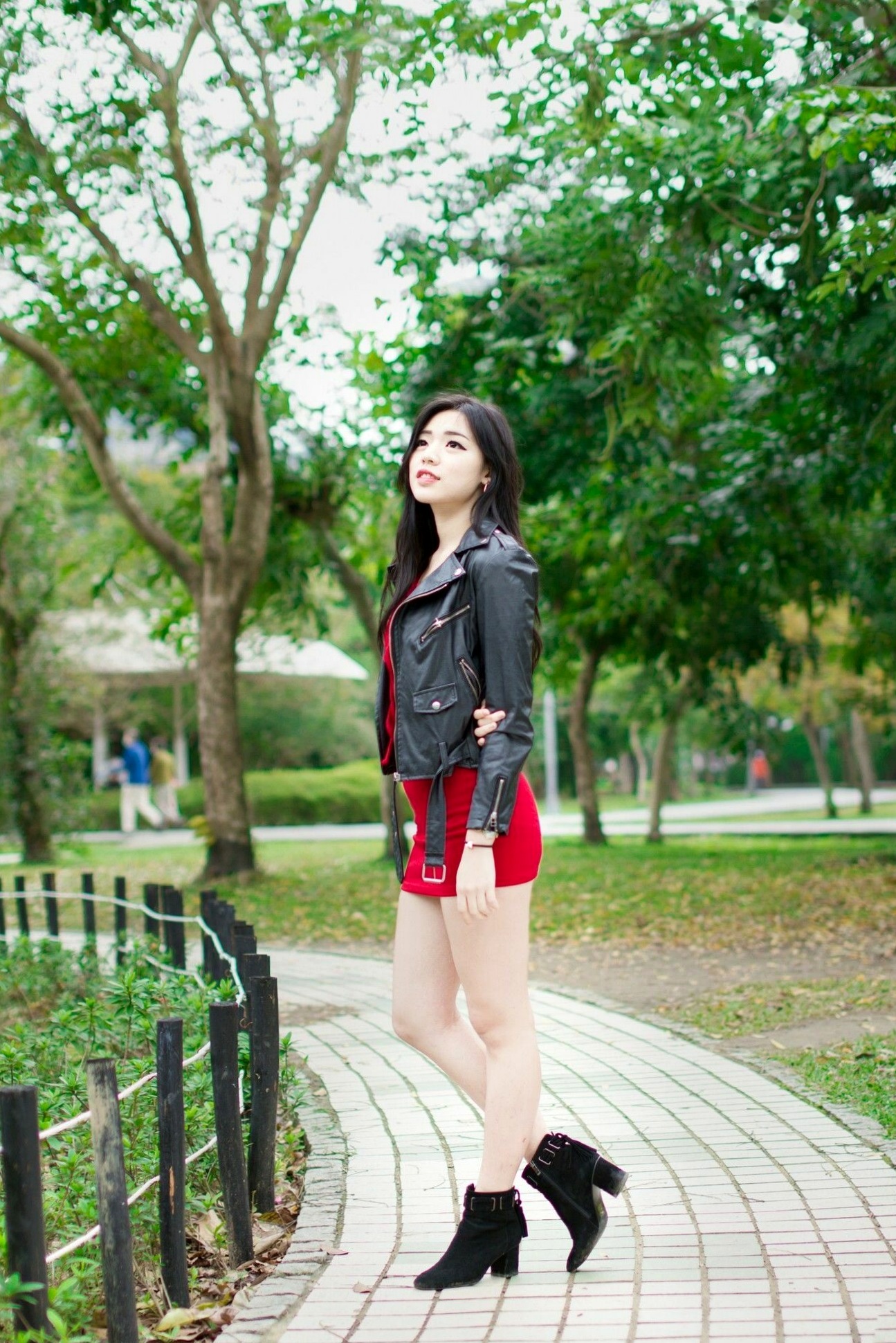Gallery - 台湾正妹谢立琪大安森林公园私房街拍，修身蓝裙勾勒曼妙曲线，红裙彰显酷飒魅力，气质冷艳女神写真摄影集台湾街拍女神清纯性感 谢立琪女神私房照_秀色女神 - image 6