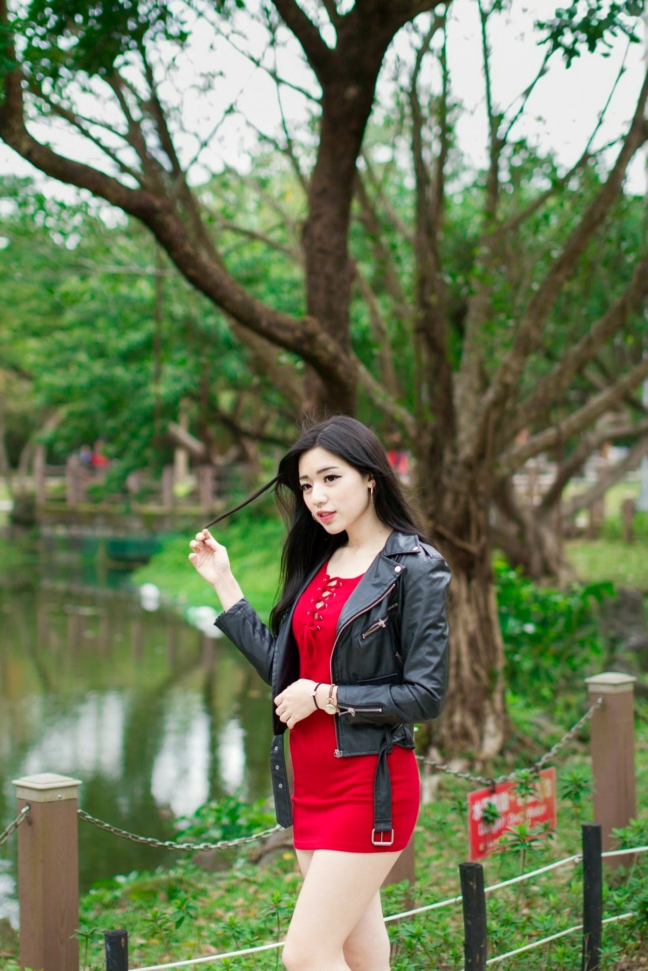 Gallery - 台湾正妹谢立琪大安森林公园私房街拍，修身蓝裙勾勒曼妙曲线，红裙彰显酷飒魅力，气质冷艳女神写真摄影集台湾街拍女神清纯性感 谢立琪女神私房照_秀色女神 - image 7