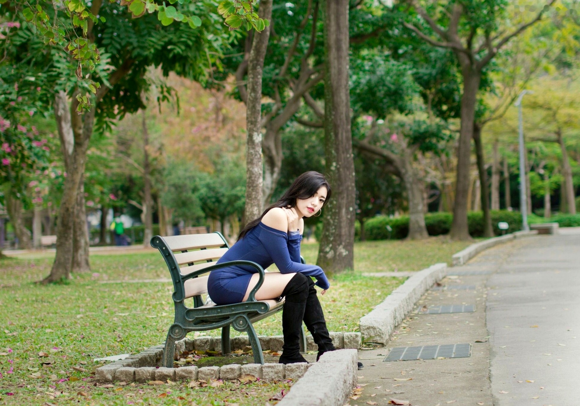 Gallery - 台湾正妹谢立琪大安森林公园私房街拍，修身蓝裙勾勒曼妙曲线，红裙彰显酷飒魅力，气质冷艳女神写真摄影集台湾街拍女神清纯性感 谢立琪女神私房照_秀色女神 - image 8