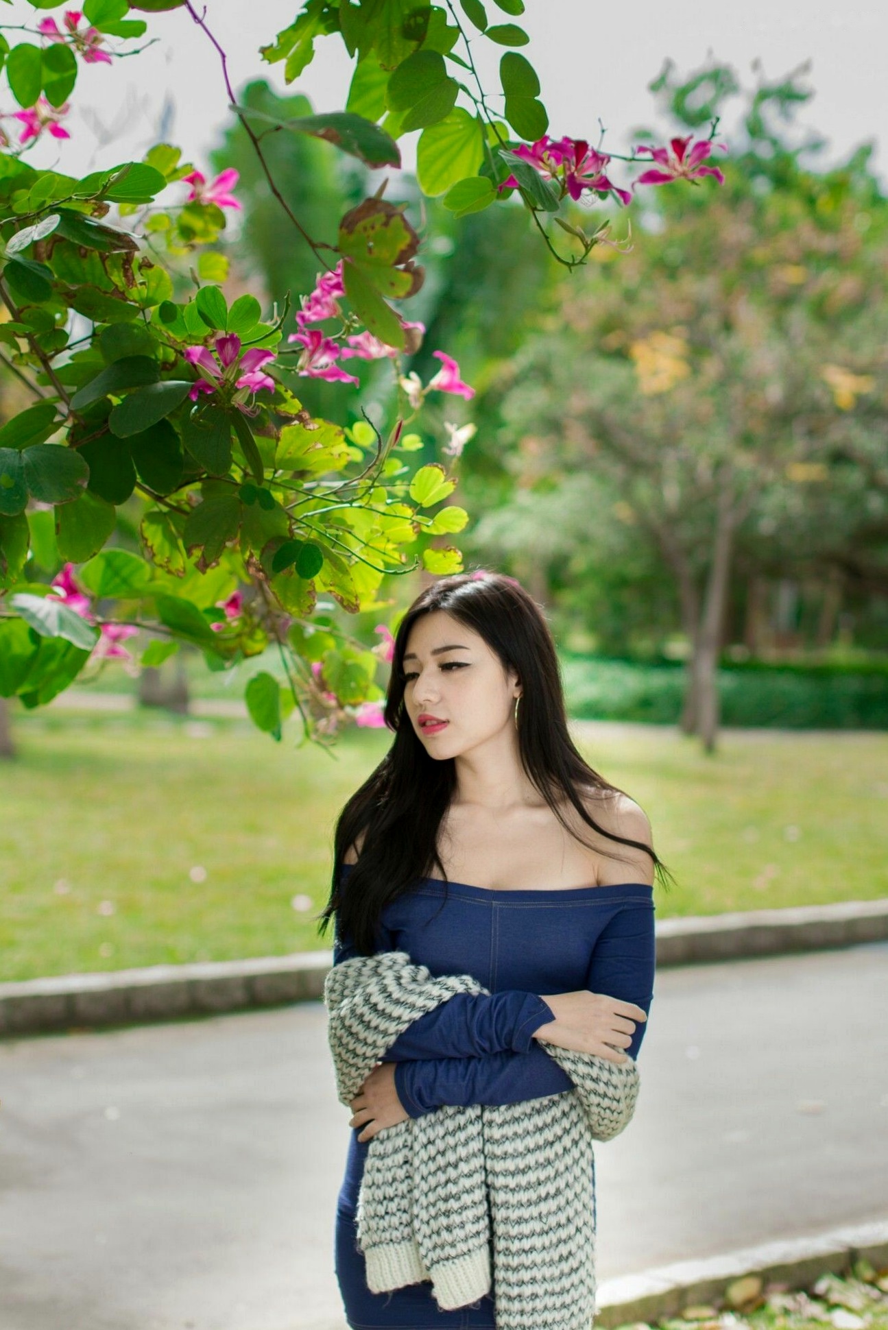 Gallery - 台湾正妹谢立琪大安森林公园私房街拍，修身蓝裙勾勒曼妙曲线，红裙彰显酷飒魅力，气质冷艳女神写真摄影集台湾街拍女神清纯性感 谢立琪女神私房照_秀色女神 - image 9