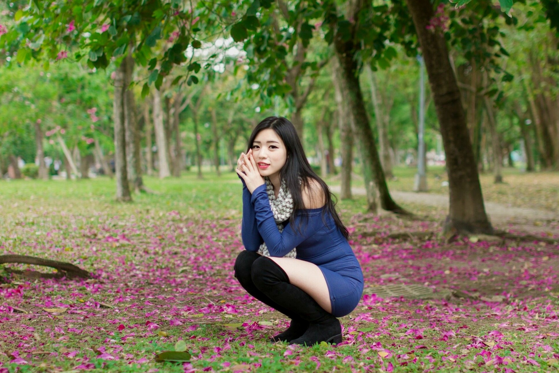 Gallery - 台湾正妹谢立琪大安森林公园私房街拍，修身蓝裙勾勒曼妙曲线，红裙彰显酷飒魅力，气质冷艳女神写真摄影集台湾街拍女神清纯性感 谢立琪女神私房照_秀色女神 - image 10