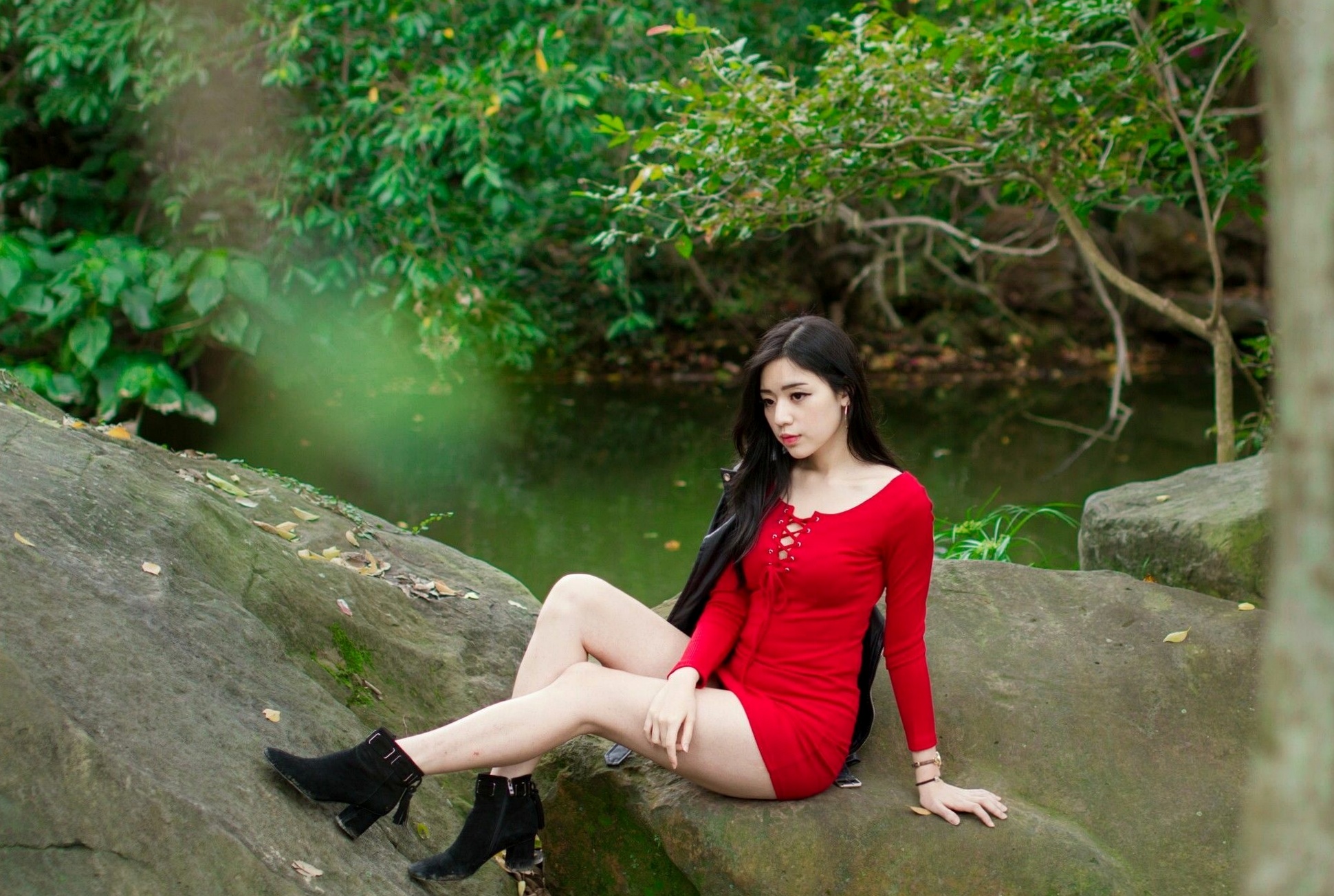 Gallery - 台湾正妹谢立琪大安森林公园私房街拍，修身蓝裙勾勒曼妙曲线，红裙彰显酷飒魅力，气质冷艳女神写真摄影集台湾街拍女神清纯性感 谢立琪女神私房照_秀色女神 - image 11