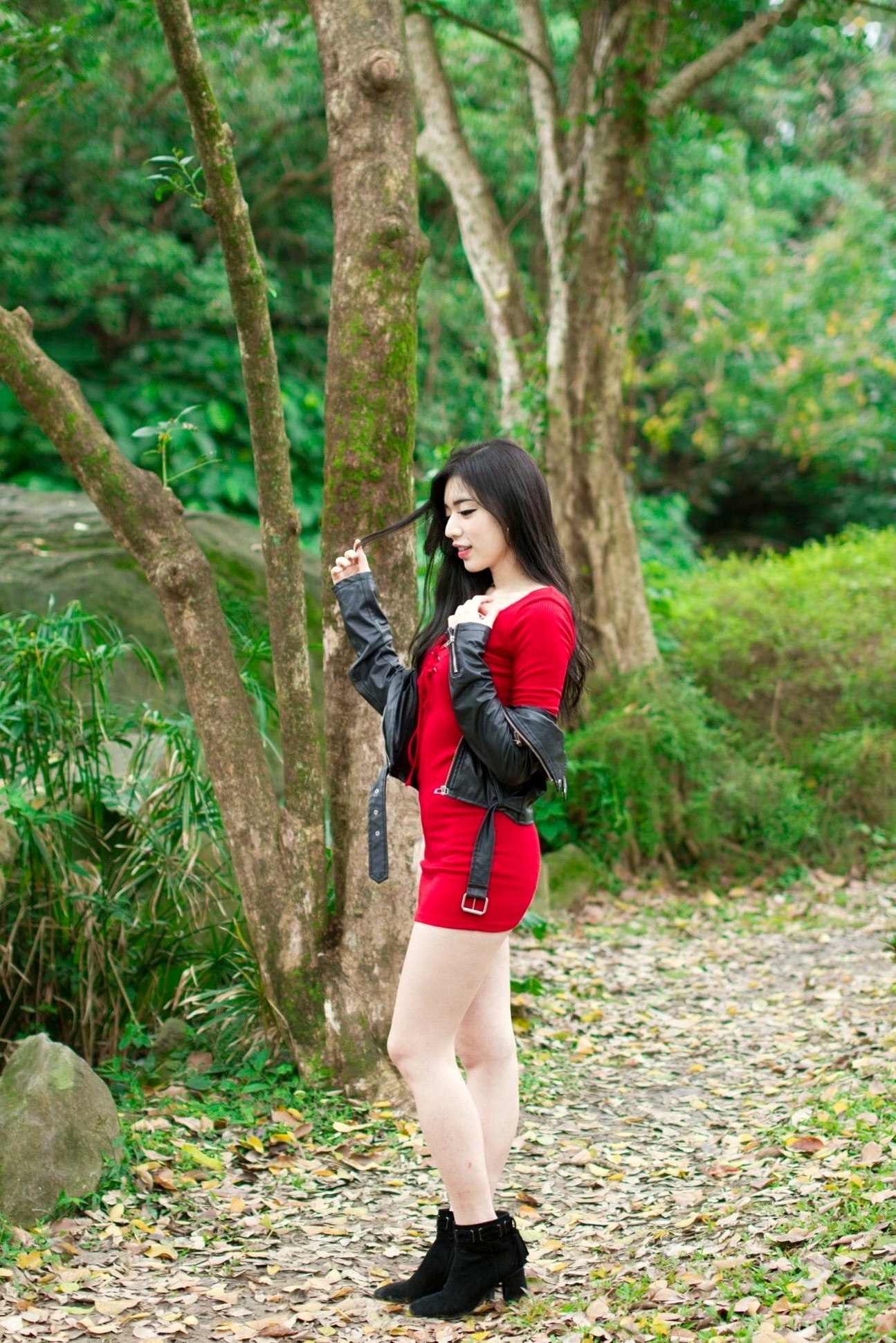 Gallery - 台湾正妹谢立琪大安森林公园私房街拍，修身蓝裙勾勒曼妙曲线，红裙彰显酷飒魅力，气质冷艳女神写真摄影集台湾街拍女神清纯性感 谢立琪女神私房照_秀色女神 - image 13