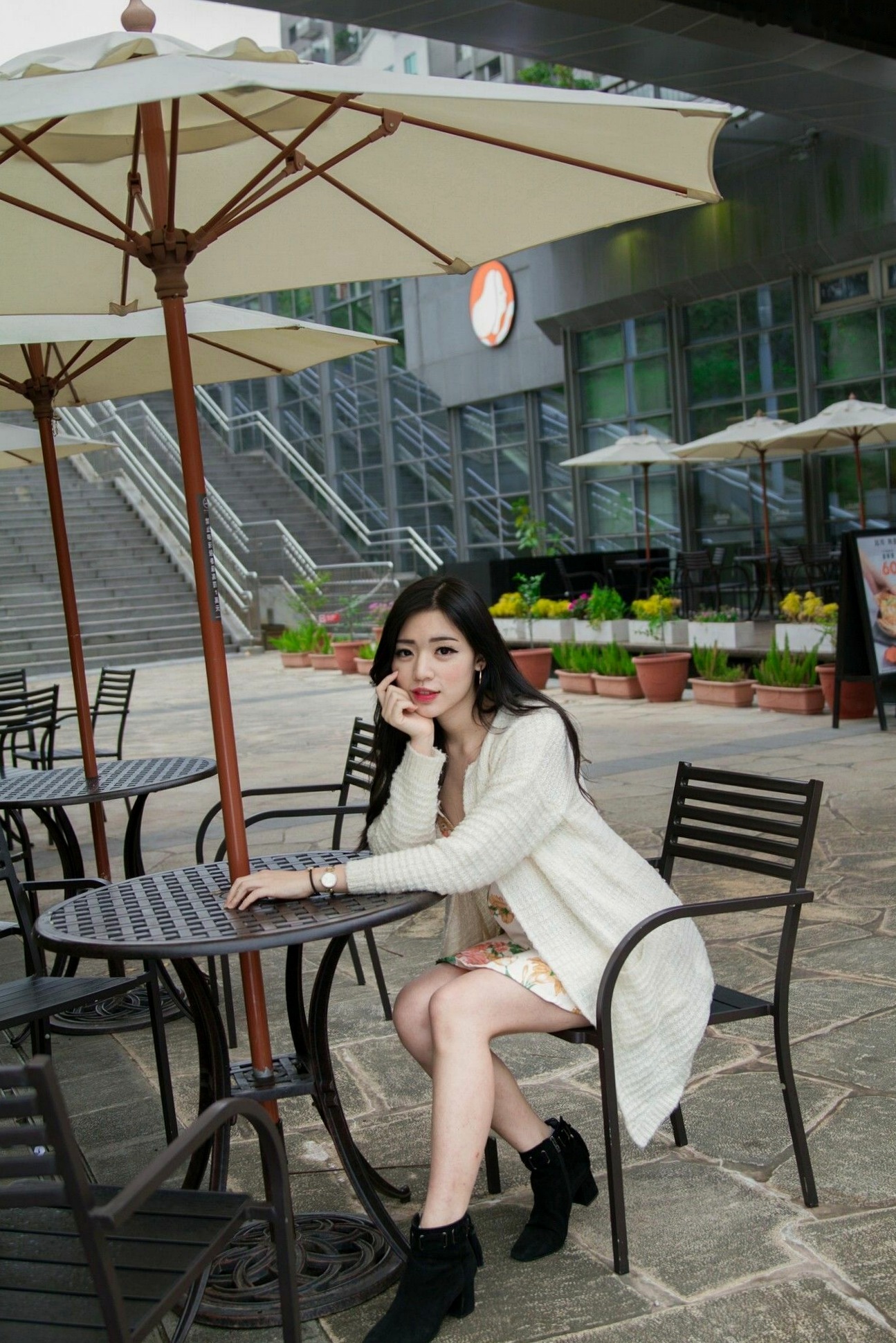 Gallery - 台湾正妹谢立琪大安森林公园私房街拍，修身蓝裙勾勒曼妙曲线，红裙彰显酷飒魅力，气质冷艳女神写真摄影集台湾街拍女神清纯性感 谢立琪女神私房照_秀色女神 - image 15