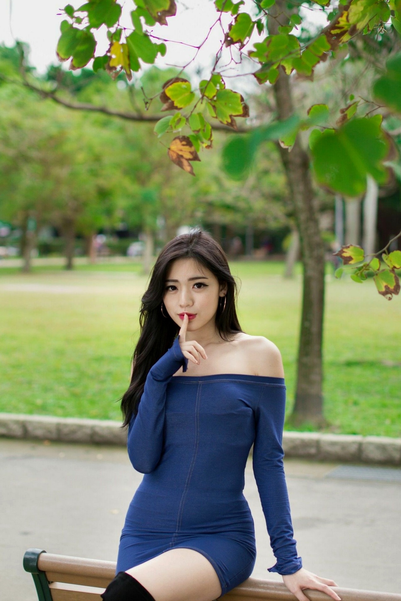 Gallery - 台湾正妹谢立琪大安森林公园私房街拍，修身蓝裙勾勒曼妙曲线，红裙彰显酷飒魅力，气质冷艳女神写真摄影集台湾街拍女神清纯性感 谢立琪女神私房照_秀色女神 - image 17