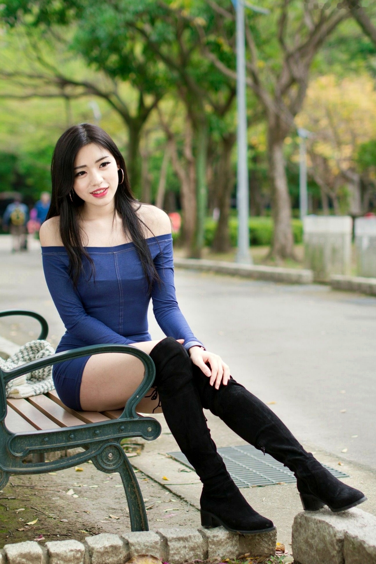 Gallery - 台湾正妹谢立琪大安森林公园私房街拍，修身蓝裙勾勒曼妙曲线，红裙彰显酷飒魅力，气质冷艳女神写真摄影集台湾街拍女神清纯性感 谢立琪女神私房照_秀色女神 - image 19