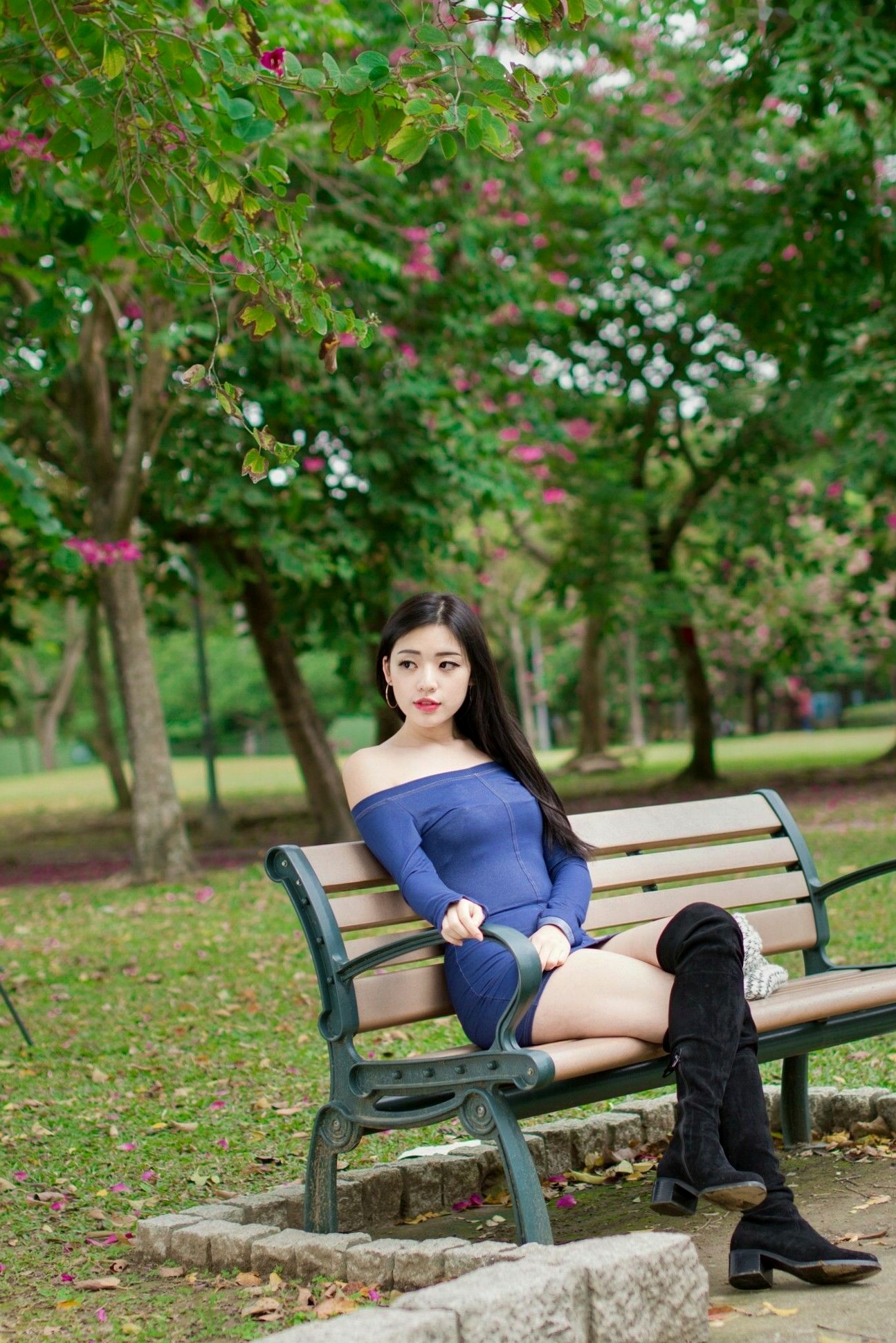 Gallery - 台湾正妹谢立琪大安森林公园私房街拍，修身蓝裙勾勒曼妙曲线，红裙彰显酷飒魅力，气质冷艳女神写真摄影集台湾街拍女神清纯性感 谢立琪女神私房照_秀色女神 - image 20