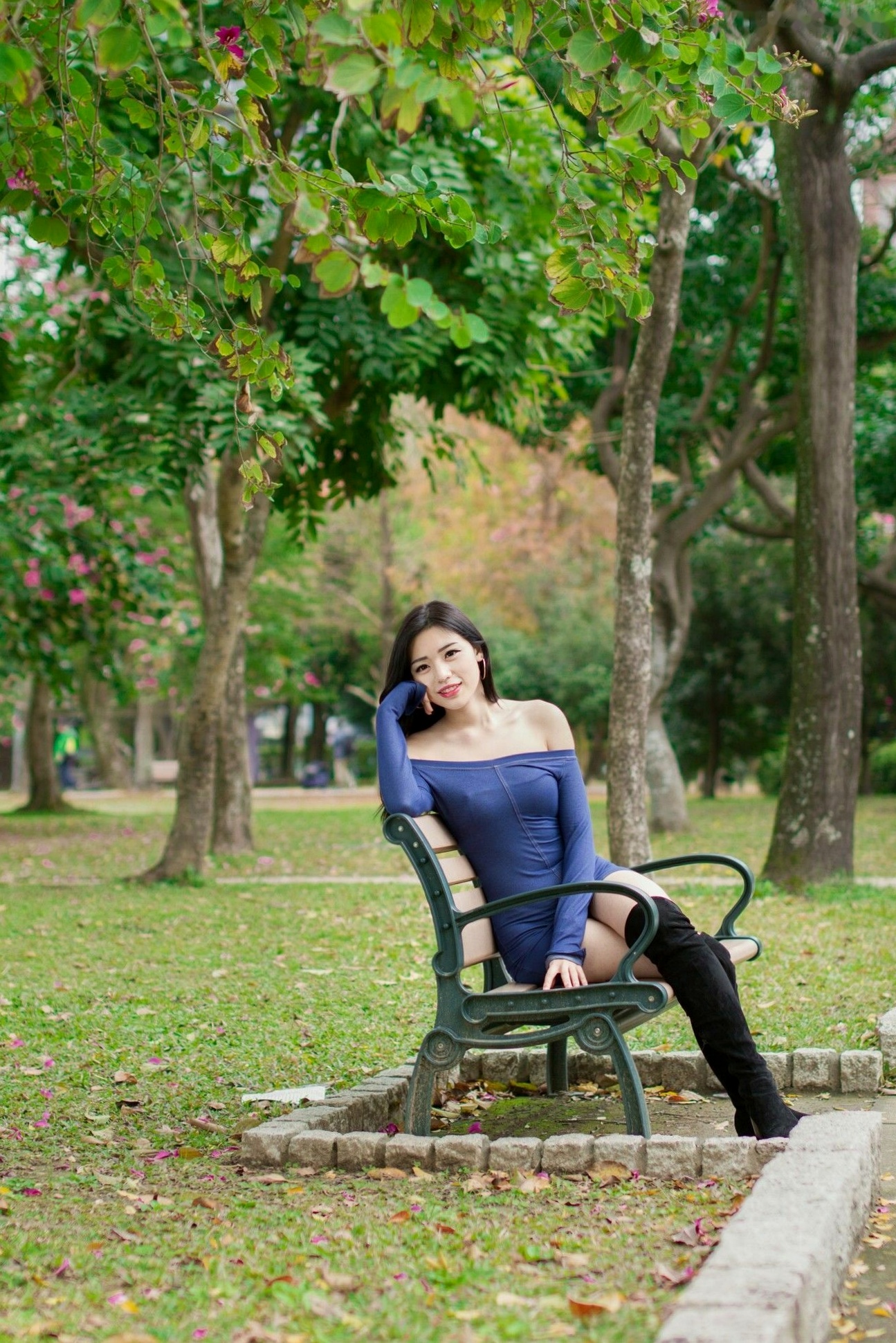 Gallery - 台湾正妹谢立琪大安森林公园私房街拍，修身蓝裙勾勒曼妙曲线，红裙彰显酷飒魅力，气质冷艳女神写真摄影集台湾街拍女神清纯性感 谢立琪女神私房照_秀色女神 - image 21
