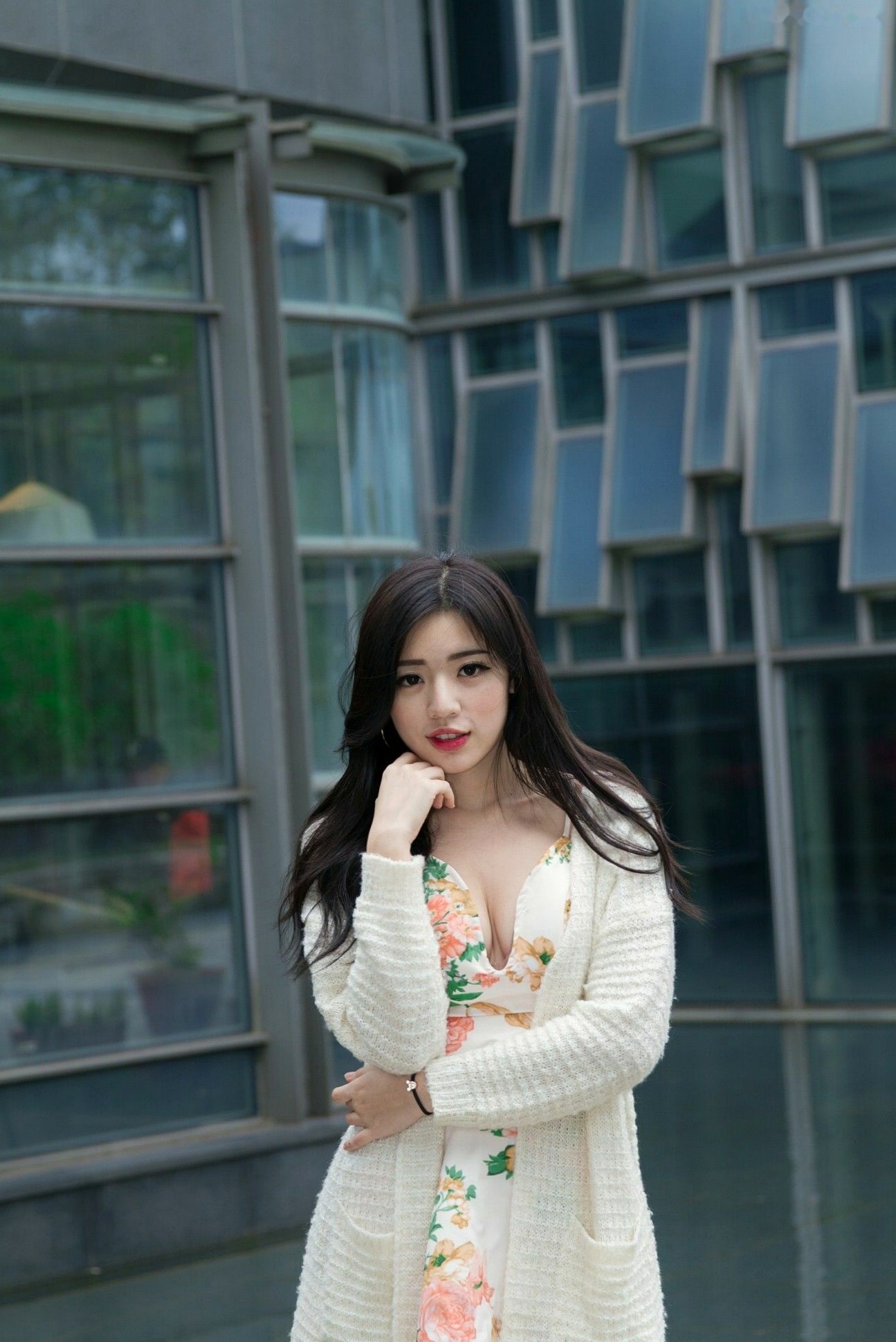 Gallery - 台湾正妹谢立琪大安森林公园私房街拍，修身蓝裙勾勒曼妙曲线，红裙彰显酷飒魅力，气质冷艳女神写真摄影集台湾街拍女神清纯性感 谢立琪女神私房照_秀色女神 - image 22