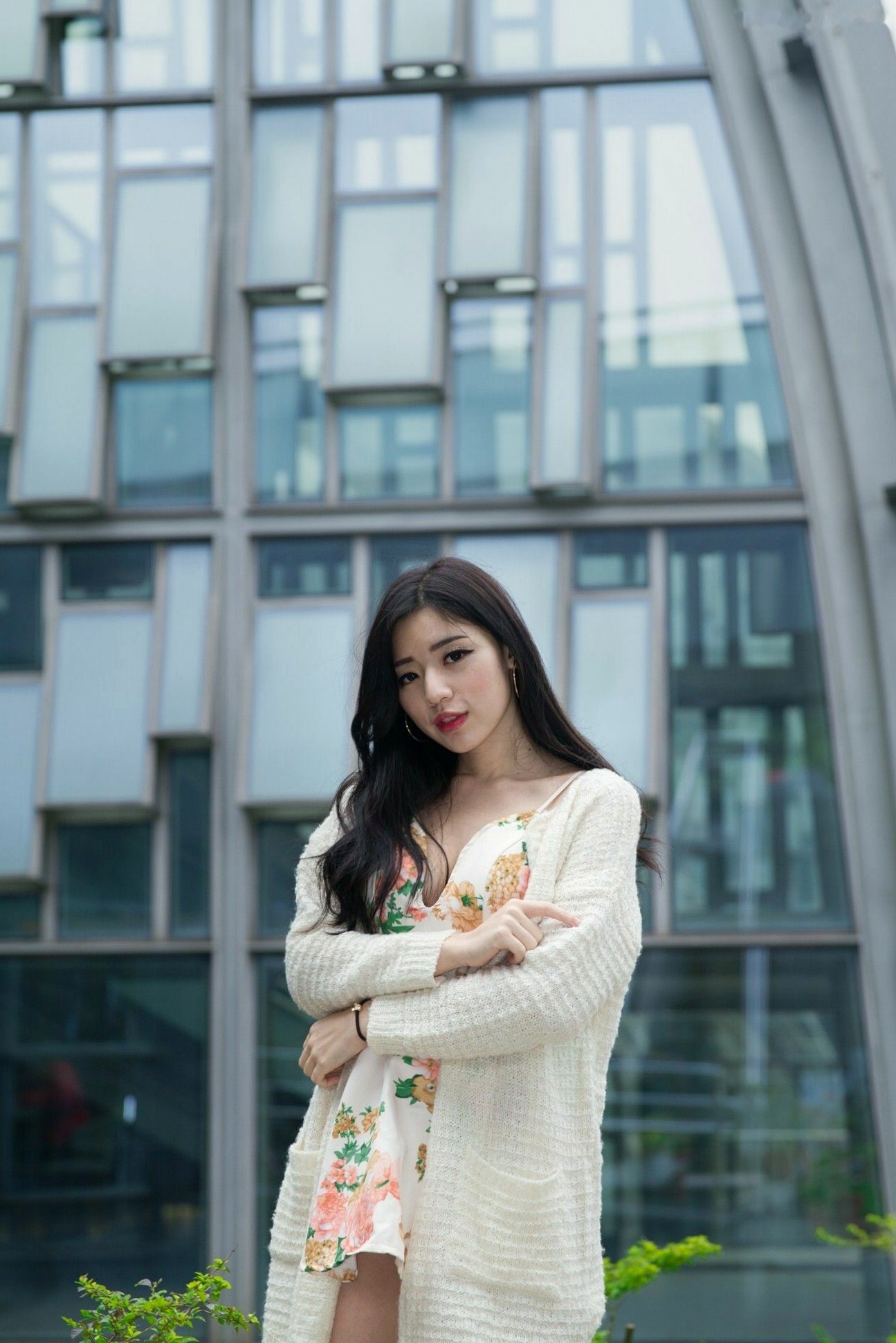 Gallery - 台湾正妹谢立琪大安森林公园私房街拍，修身蓝裙勾勒曼妙曲线，红裙彰显酷飒魅力，气质冷艳女神写真摄影集台湾街拍女神清纯性感 谢立琪女神私房照_秀色女神 - image 23