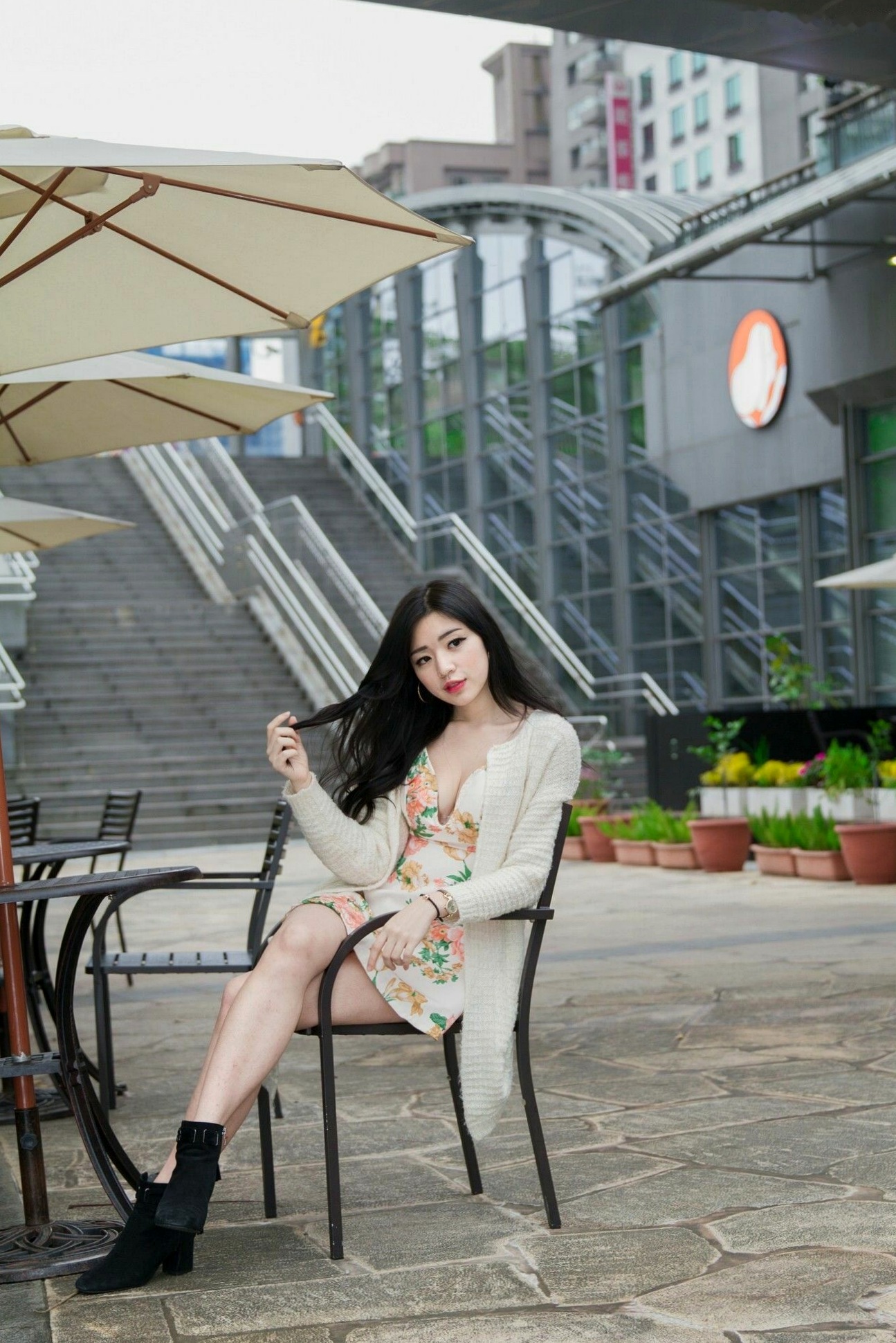 Gallery - 台湾正妹谢立琪大安森林公园私房街拍，修身蓝裙勾勒曼妙曲线，红裙彰显酷飒魅力，气质冷艳女神写真摄影集台湾街拍女神清纯性感 谢立琪女神私房照_秀色女神 - image 25