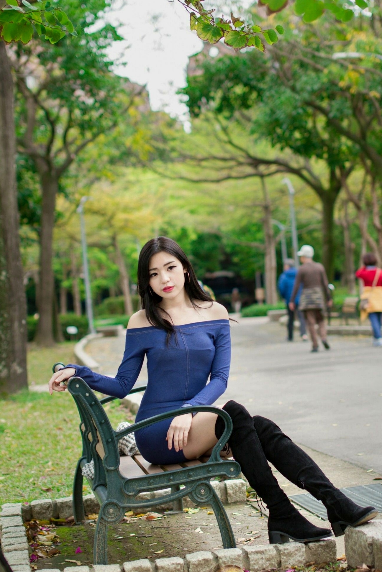 Gallery - 台湾正妹谢立琪大安森林公园私房街拍，修身蓝裙勾勒曼妙曲线，红裙彰显酷飒魅力，气质冷艳女神写真摄影集台湾街拍女神清纯性感 谢立琪女神私房照_秀色女神 - image 27