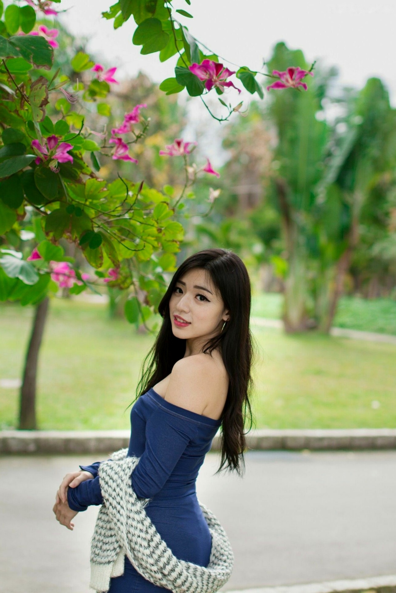 Gallery - 台湾正妹谢立琪大安森林公园私房街拍，修身蓝裙勾勒曼妙曲线，红裙彰显酷飒魅力，气质冷艳女神写真摄影集台湾街拍女神清纯性感 谢立琪女神私房照_秀色女神 - image 28