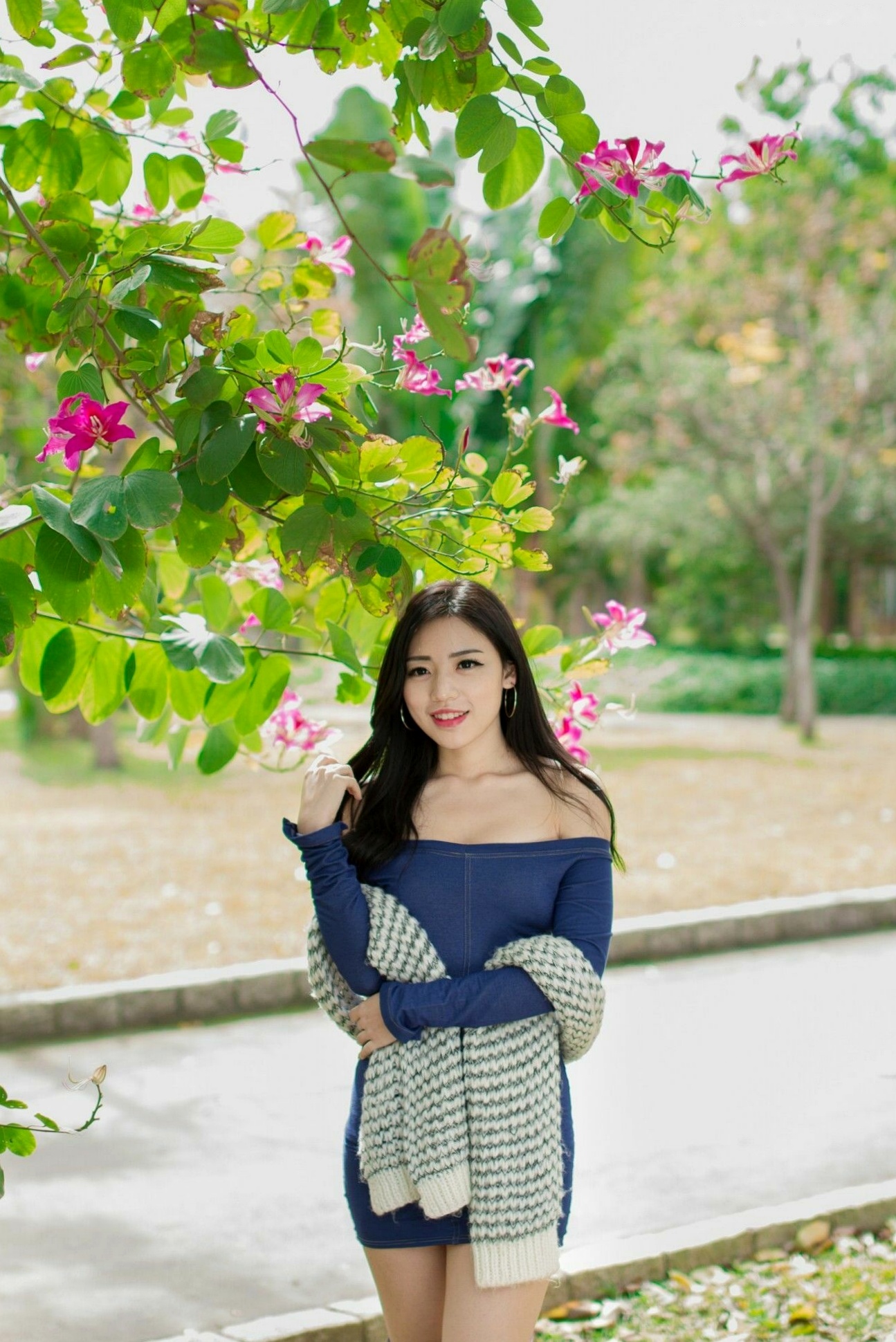 Gallery - 台湾正妹谢立琪大安森林公园私房街拍，修身蓝裙勾勒曼妙曲线，红裙彰显酷飒魅力，气质冷艳女神写真摄影集台湾街拍女神清纯性感 谢立琪女神私房照_秀色女神 - image 29