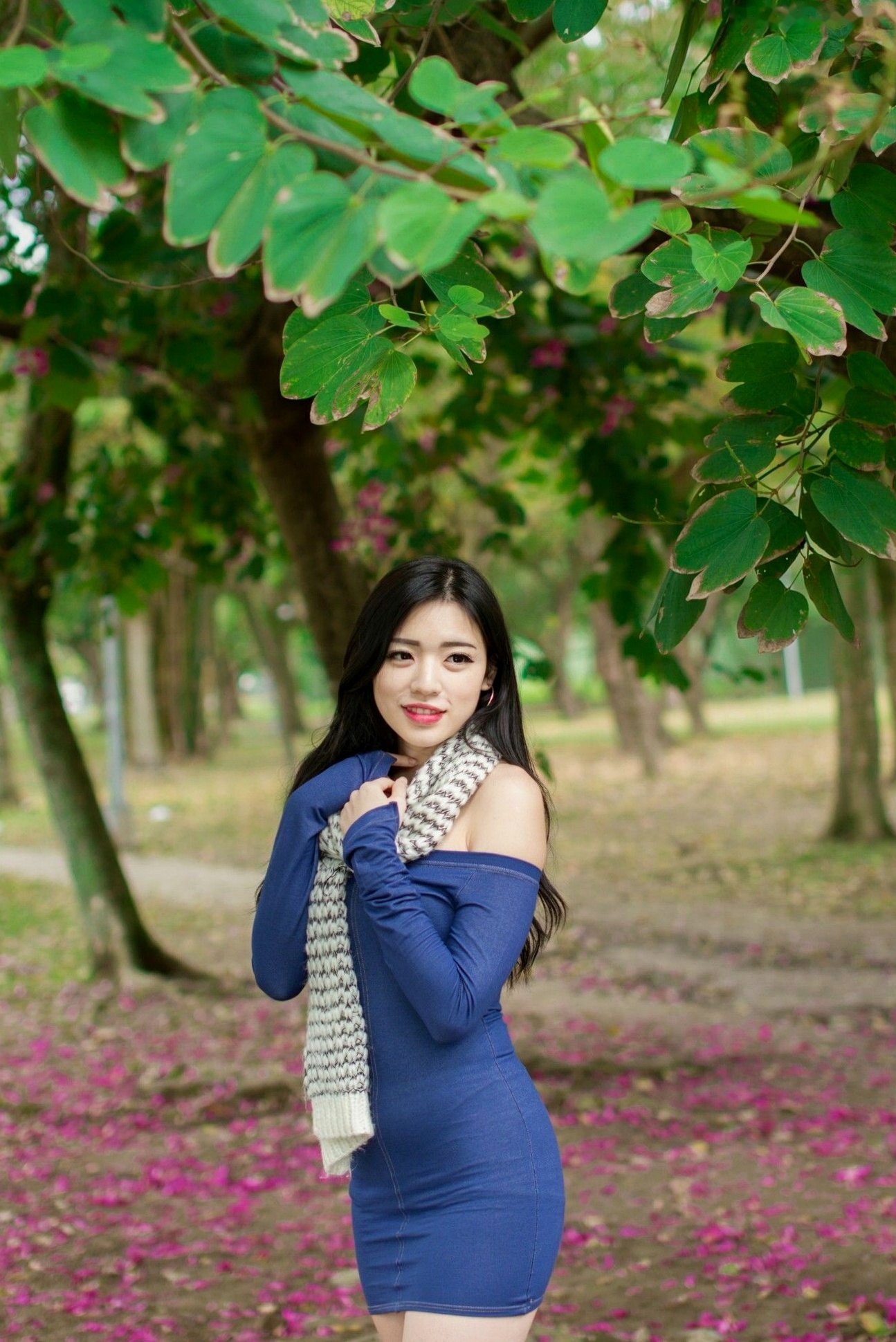 Gallery - 台湾正妹谢立琪大安森林公园私房街拍，修身蓝裙勾勒曼妙曲线，红裙彰显酷飒魅力，气质冷艳女神写真摄影集台湾街拍女神清纯性感 谢立琪女神私房照_秀色女神 - image 31