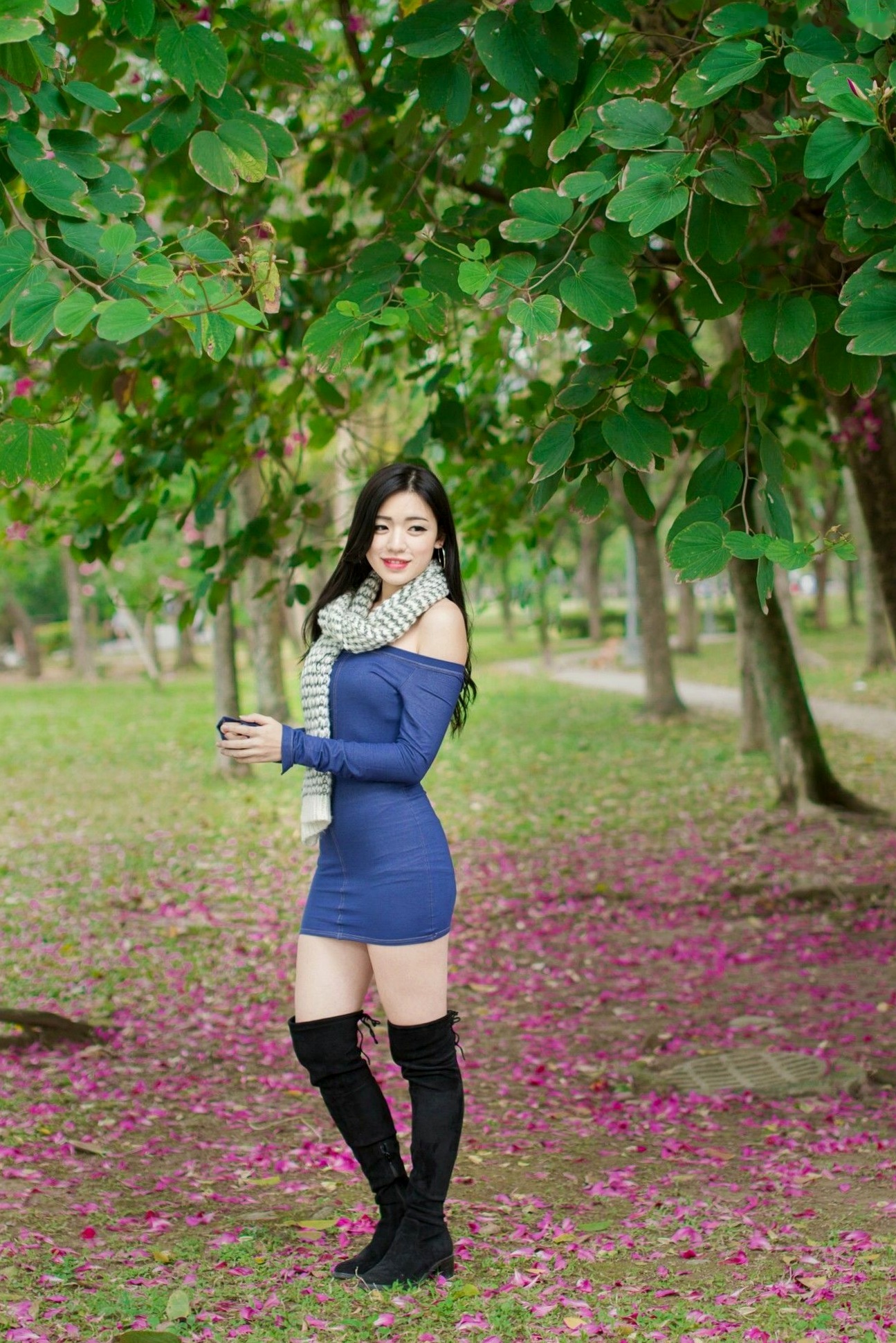 Gallery - 台湾正妹谢立琪大安森林公园私房街拍，修身蓝裙勾勒曼妙曲线，红裙彰显酷飒魅力，气质冷艳女神写真摄影集台湾街拍女神清纯性感 谢立琪女神私房照_秀色女神 - image 32