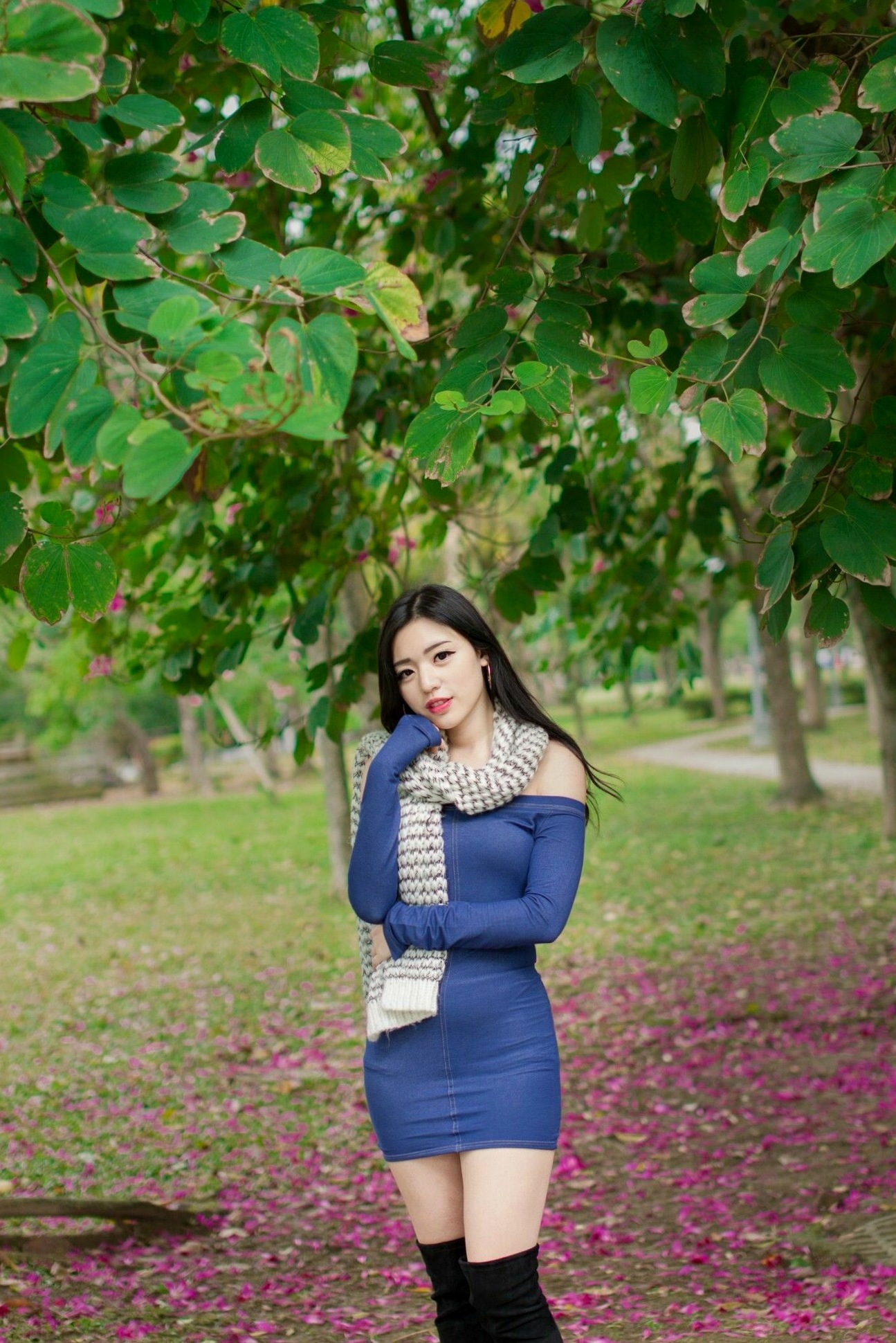 Gallery - 台湾正妹谢立琪大安森林公园私房街拍，修身蓝裙勾勒曼妙曲线，红裙彰显酷飒魅力，气质冷艳女神写真摄影集台湾街拍女神清纯性感 谢立琪女神私房照_秀色女神 - image 33