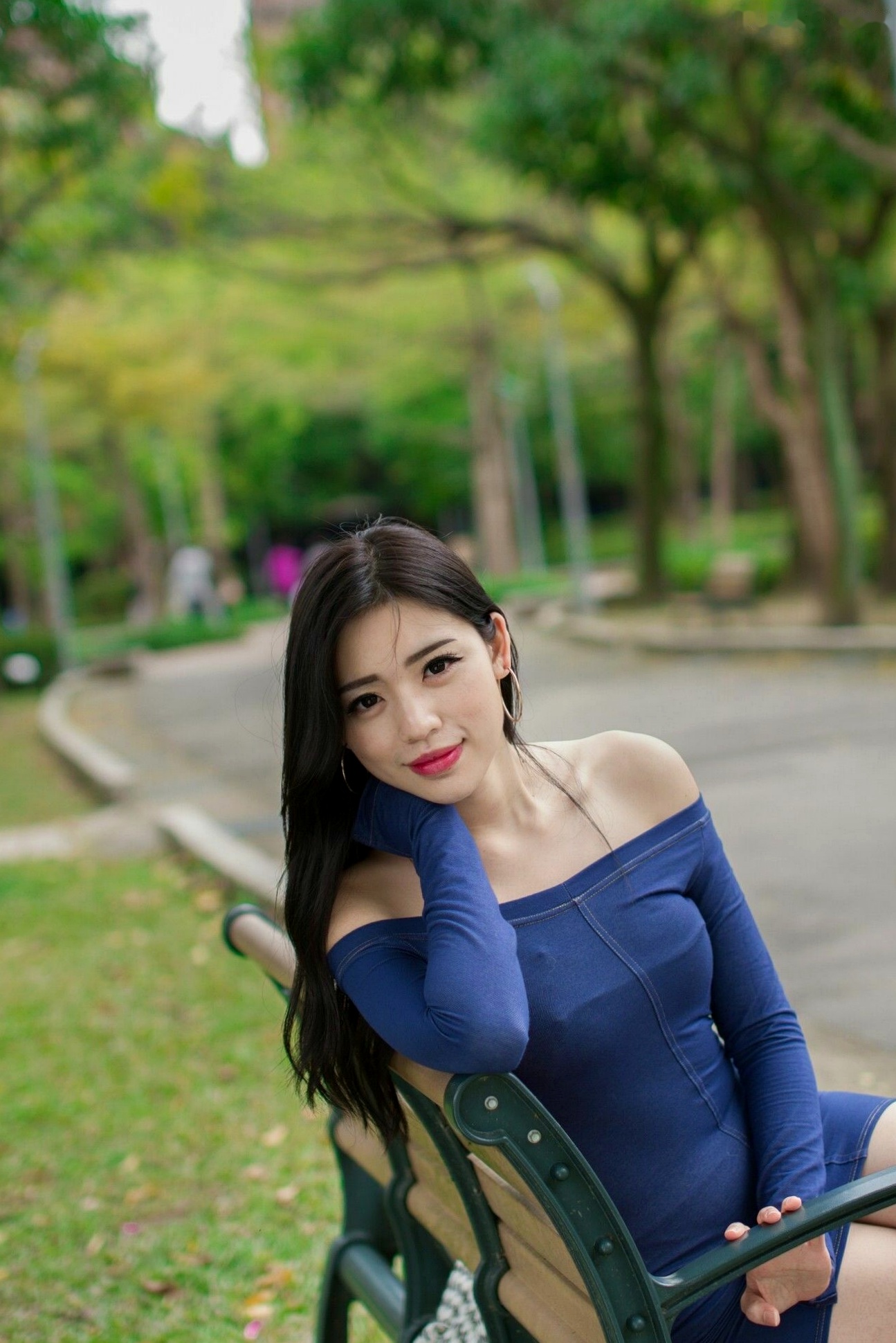 Gallery - 台湾正妹谢立琪大安森林公园私房街拍，修身蓝裙勾勒曼妙曲线，红裙彰显酷飒魅力，气质冷艳女神写真摄影集台湾街拍女神清纯性感 谢立琪女神私房照_秀色女神 - image 35