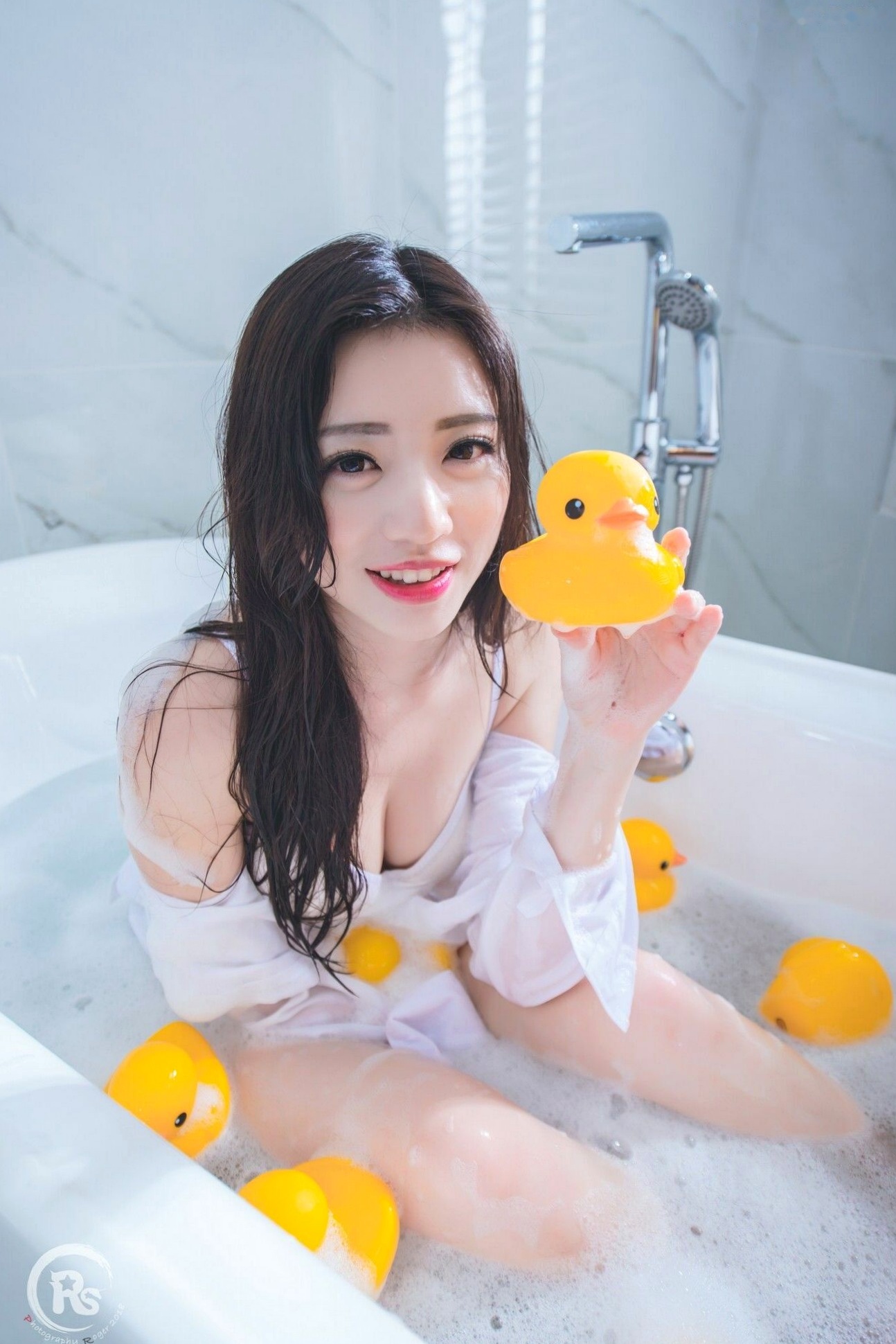 Gallery - 台湾正妹谢立琪《谢雨琪の护士》私房写真：制服诊室诱惑与浴室湿身撩人魅力，演绎极品护士风情台湾制服护士浴室诱惑 谢立琪女神私房照_秀色女神 - image 29