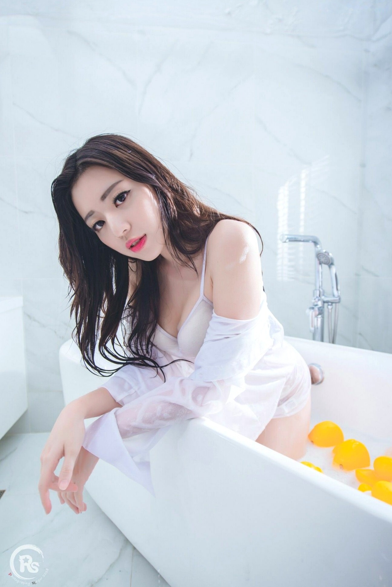 Gallery - 台湾正妹谢立琪《谢雨琪の护士》私房写真：制服诊室诱惑与浴室湿身撩人魅力，演绎极品护士风情台湾制服护士浴室诱惑 谢立琪女神私房照_秀色女神 - image 39
