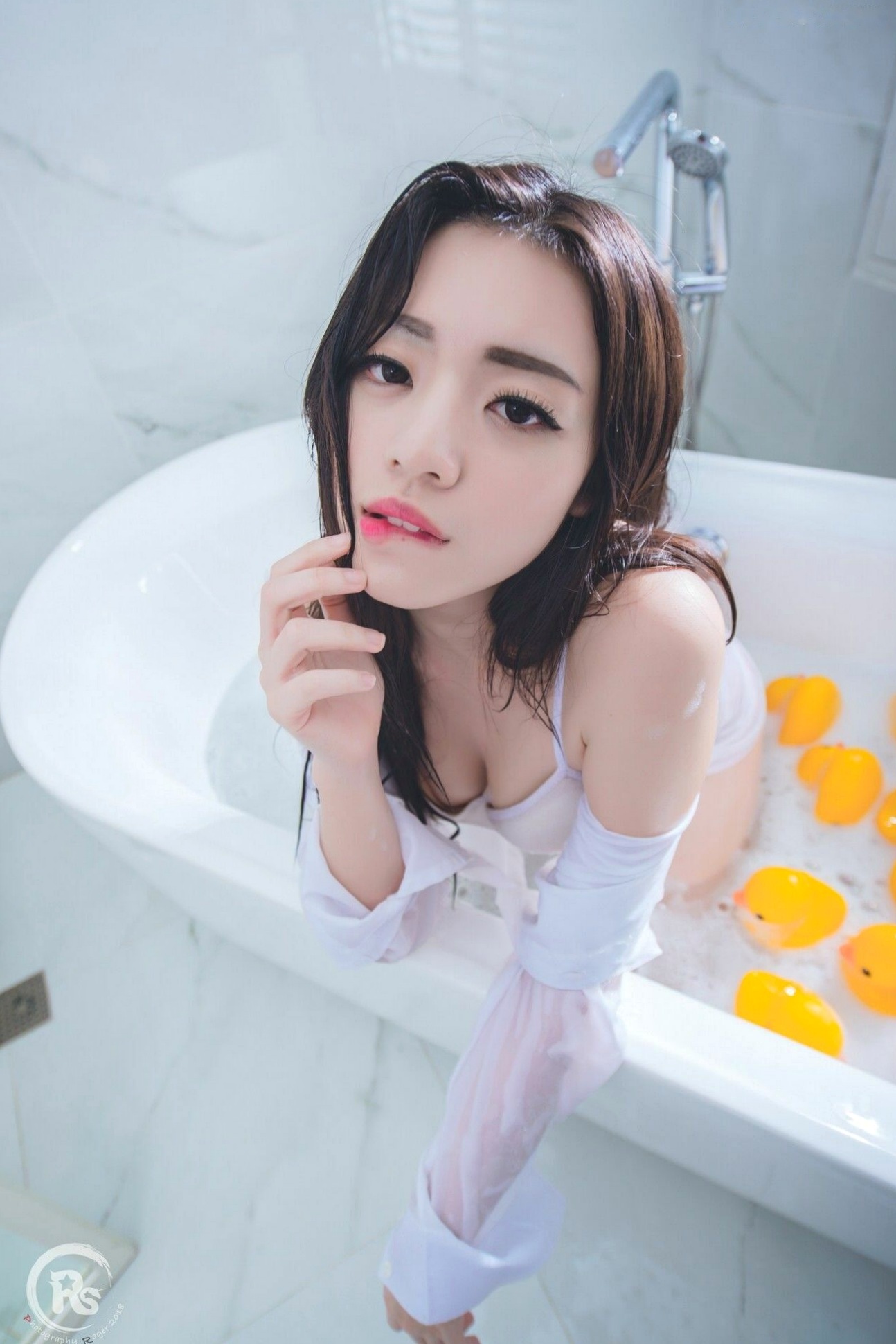 Gallery - 台湾正妹谢立琪《谢雨琪の护士》私房写真：制服诊室诱惑与浴室湿身撩人魅力，演绎极品护士风情台湾制服护士浴室诱惑 谢立琪女神私房照_秀色女神 - image 43