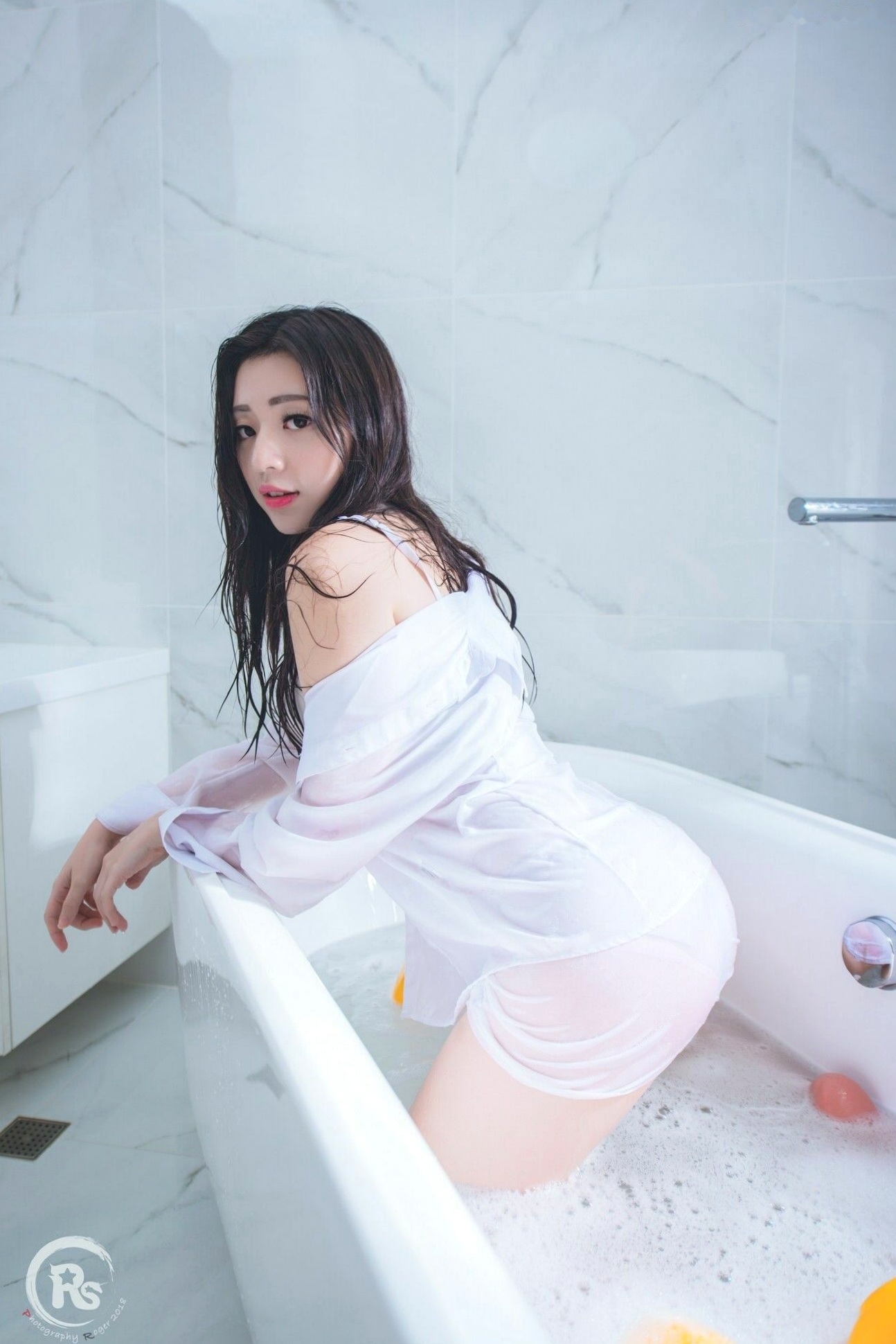 Gallery - 台湾正妹谢立琪《谢雨琪の护士》私房写真：制服诊室诱惑与浴室湿身撩人魅力，演绎极品护士风情台湾制服护士浴室诱惑 谢立琪女神私房照_秀色女神 - image 47