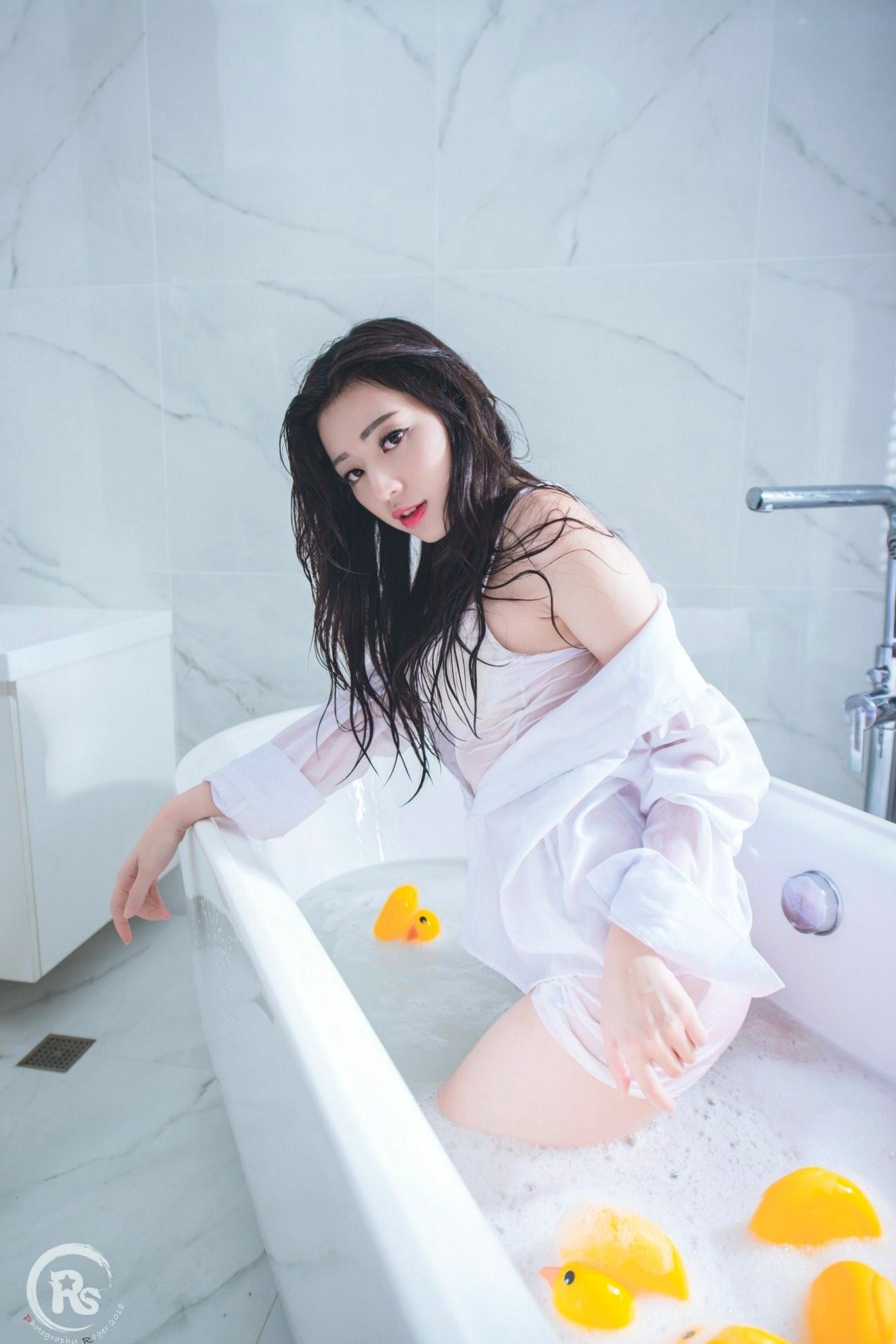 Gallery - 台湾正妹谢立琪《谢雨琪の护士》私房写真：制服诊室诱惑与浴室湿身撩人魅力，演绎极品护士风情台湾制服护士浴室诱惑 谢立琪女神私房照_秀色女神 - image 48