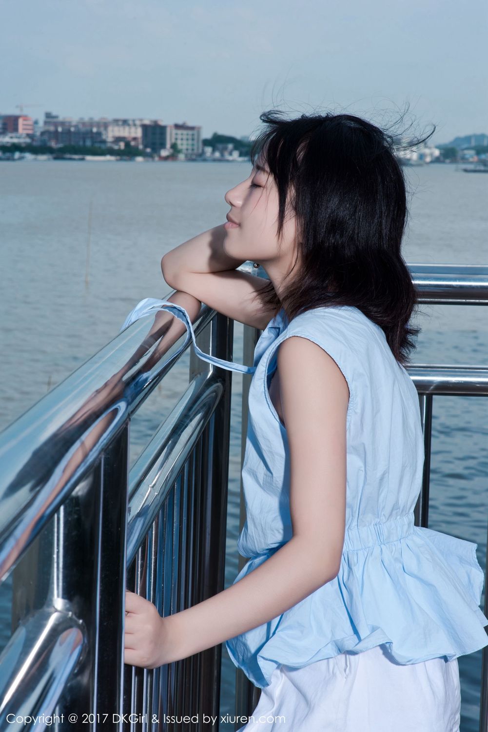 童颜美女仓井优香 户外露出江边场景