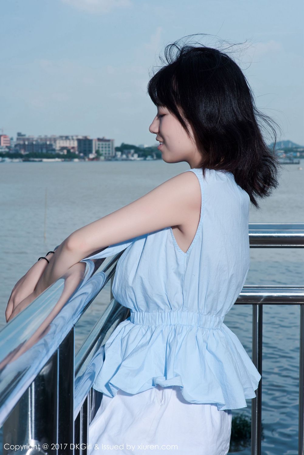 童颜美女仓井优香 户外露出江边场景